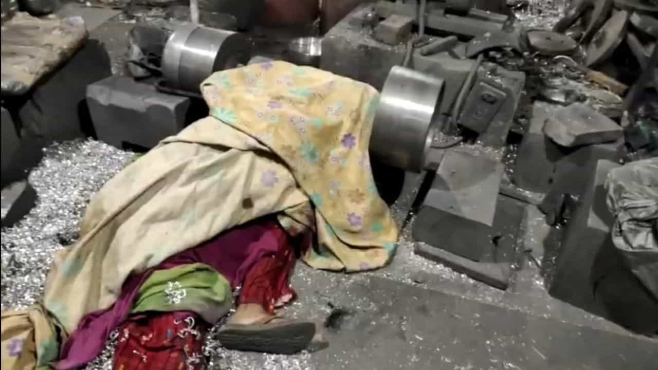 ਬਟਾਲਾ ਚ ਭਾਂਡੇ ਬਣਾਉਣ ਵਾਲੀ ਫੈਕਟਰੀ ਚ ਮਜ਼ਦੂਰ ਦੀ ਮੌਤ, ਪਤੀ ਛੱਡ ਕੇ ਗਿਆ, ਇਕੱਲੀ ਕਰ ਰਹੀ ਸੀ ਬੱਚੀ ਦਾ ਪਾਲਣ ਪੋਸ਼ਣ