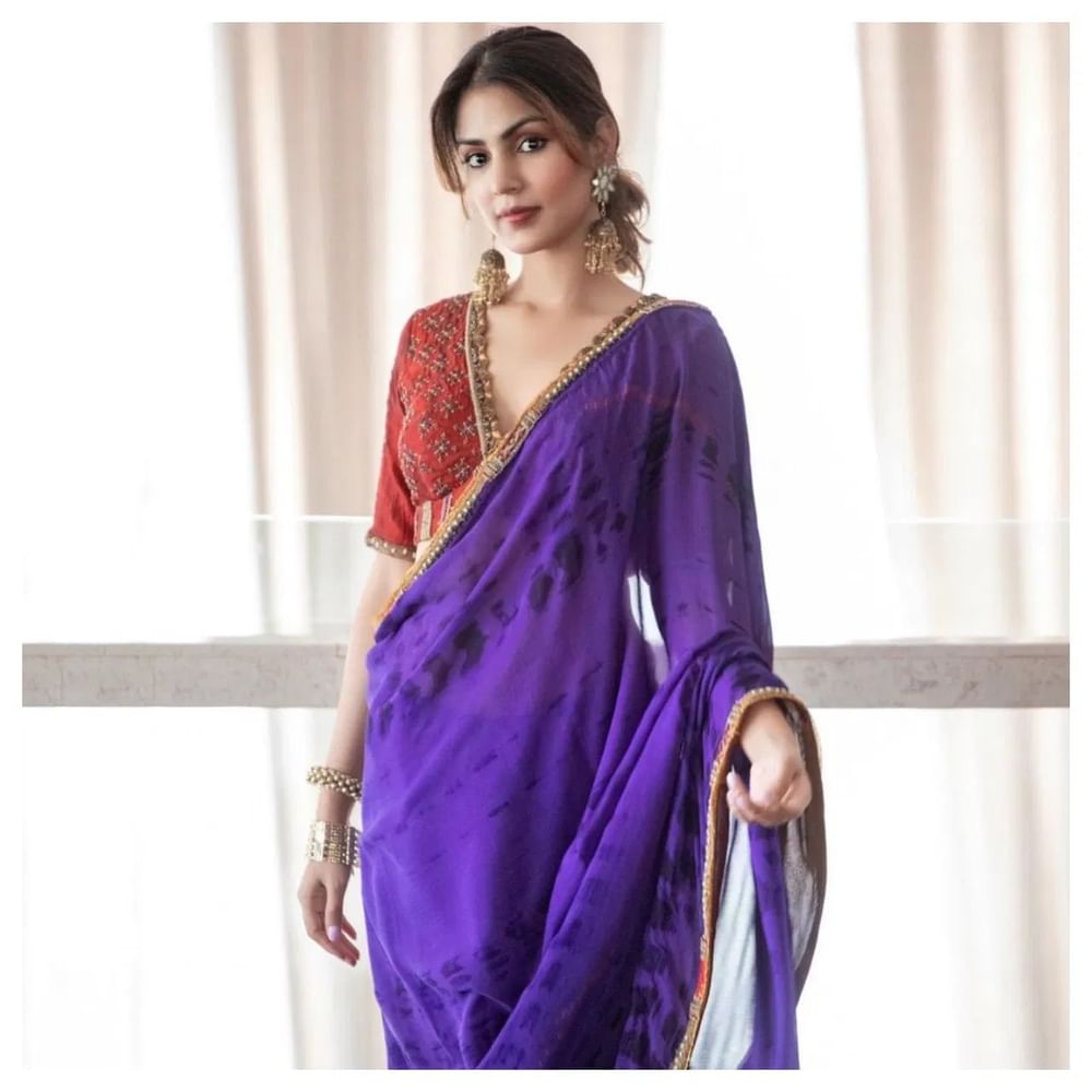 ਬੇਰੀ ਪਰਪਲ- ਬੇਰੀ ਪਰਪਲ ਕੱਲਰ ਦੇ ਆਊਟਫਿੱਟ ਵੀਅਰ ਕਰ ਸਕਦੇ ਹੋ। ਇਹ ਰੰਗ ਤੁਹਾਡੇ ਲੁੱਕ ਨੂੰ ਹਾਈਲਾਈਟ ਕਰਨ ਦਾ ਕੰਮ ਕਰੇਗਾ। ਤੁਸੀਂ ਇਸ ਰੰਗ ਵਿੱਚ ਐਥਨੀਕ  ਸਕਰਟ ਡਰੈਸ ਜਾਂ ਸਾੜੀ ਵੀ ਵੀਅਰ ਕਰ ਸਕਦੇ ਹੋ।