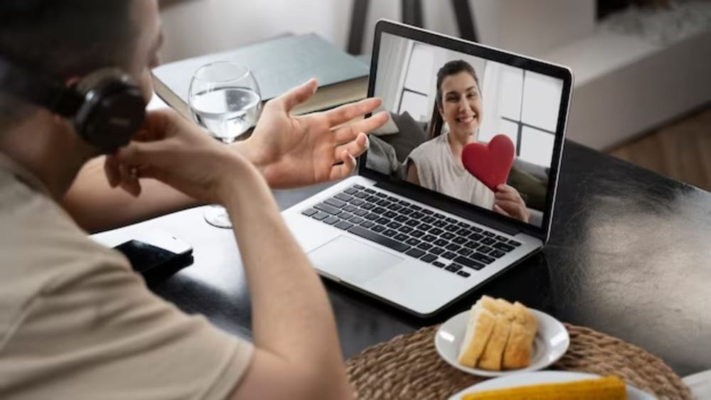 ਨੌਕਰੀ,ਬਿਜ਼ਨੈਸ ਤੇ ਹੋਰ ਕਾਰਨਾਂ ਕਰ ਕੇ ਬਹੁਤ ਸਾਰੇ ਜੋੜਿਆਂ ਨੂੰ ਲਾਂਗ ਡਿਸਟੈਂਸ ਰਿਲੇਸ਼ਨਸ਼ਿਪ 'ਚ ਰਹਿਣਾ ਪੈਂਦਾ ਹੈ।(FreePik)