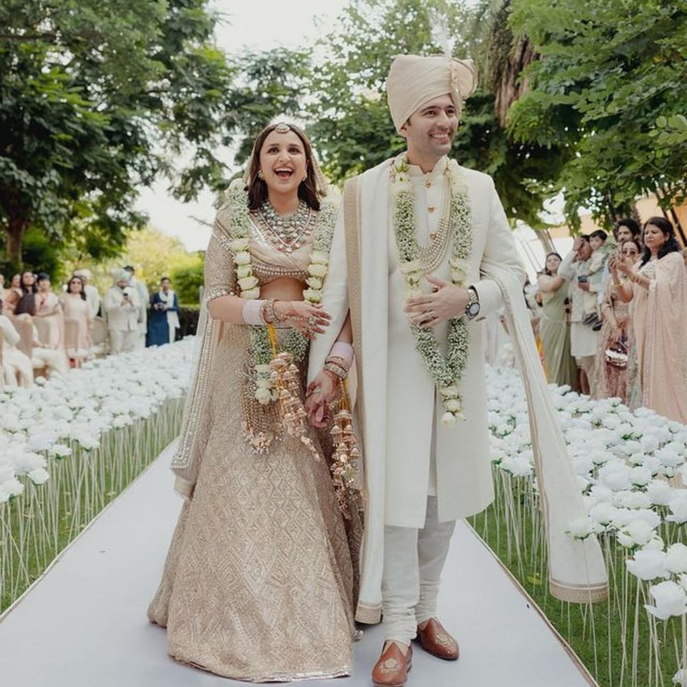 ਇਸ ਸਾਲ ਮਈ ਮਹੀਨੇ ਵਿੱਚ ਦੋਵਾਂ ਦੀ ਮੰਗਣੀ ਹੋਈ ਸੀ ਅਤੇ ਹੁਣ ਦੋਵੇਂ ਹਮੇਸ਼ਾ ਲਈ ਵਿਆਹ ਦੇ ਪਵਿੱਤਰ ਬੰਧਨ ਵਿੱਚ ਬੱਝ ਗਏ ਹਨ। ਦੋਹੇ ਕਾਫੀ ਖੁਸ਼ ਨਜ਼ਰ ਆ ਰਹੇ ਹਨ। ਸੋਸ਼ਲ ਮੀਡੀਆ ਤੇ ਪ੍ਰਸ਼ੰਸਕ ਇਨ੍ਹਾਂ ਤਸਵੀਰਾਂ ਨੂੰ ਕਾਫੀ ਪਸੰਦ ਕਰ ਰਹੇ ਹਨ ਅਤੇ ਇਸ ਨਵੇਂ ਸਫਰ ਲਈ ਸ਼ੁਭਕਾਮਨਾਵਾਂ ਦੇ ਰਹੇ ਹਨ।
