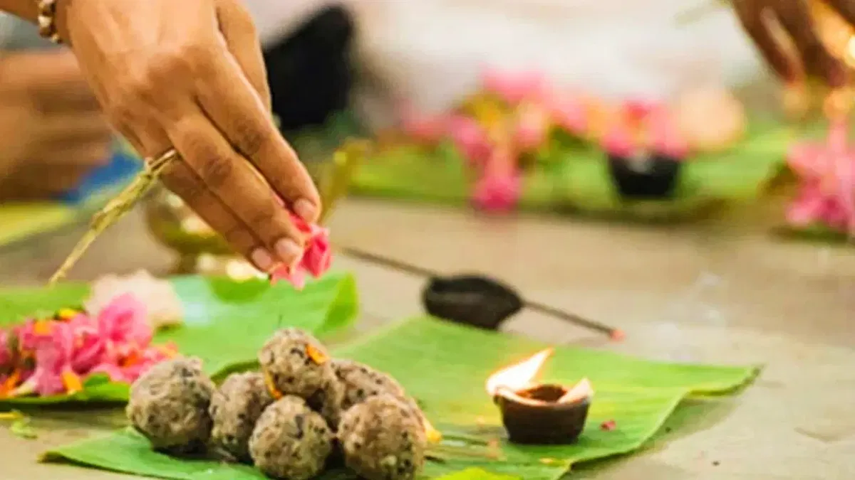 Pitru paksha 2023: ਪਿਤ੍ਰੂ ਪੱਖ ਵਿੱਚ ਕਿਉਂ ਕੀਤਾ ਜਾਂਦਾ ਹੈ ਸ਼ਰਾਧ ਅਤੇ ਪਿਂਡਦਾਨ, ਜਾਣੋ ਇਸਦਾ ਮਹੱਤਵ Pitru paksha 2023: ਪਿਤ੍ਰੂ ਪੱਖ ਵਿੱਚ ਕਿਉਂ ਕੀਤਾ ਜਾਂਦਾ ਹੈ ਸ਼ਰਾਧ ਅਤੇ ਪਿਂਡਦਾਨ, ਜਾਣੋ ਇਸਦਾ ਮਹੱਤਵ