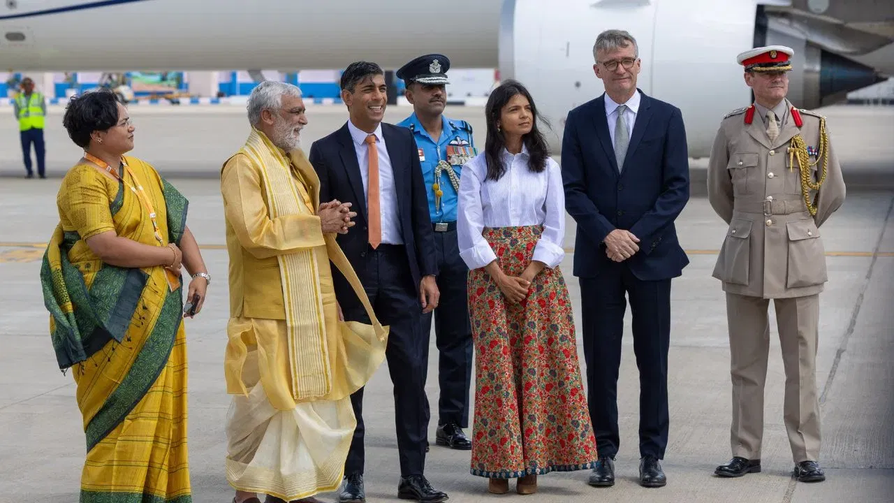 G-20 Summit: ਦਿੱਲੀ ‘ਚ ‘ਜੈ ਸ਼੍ਰੀ ਰਾਮ’ ਨਾਲ ਰਿਸ਼ੀ ਸੁਨਕ ਦਾ ਸਵਾਗਤ, ਬ੍ਰਿਟਿਸ਼ ਪ੍ਰਧਾਨ ਮੰਤਰੀ ਨੇ ਜਵਾਬ ‘ਚ ਕੀ ਕਿਹਾ? ਪੜ੍ਹੋ G-20 Summit: ਦਿੱਲੀ ‘ਚ ‘ਜੈ ਸ਼੍ਰੀ ਰਾਮ’ ਨਾਲ ਰਿਸ਼ੀ ਸੁਨਕ ਦਾ ਸਵਾਗਤ, ਬ੍ਰਿਟਿਸ਼ ਪ੍ਰਧਾਨ ਮੰਤਰੀ ਨੇ ਜਵਾਬ ‘ਚ ਕੀ ਕਿਹਾ? ਪੜ੍ਹੋ