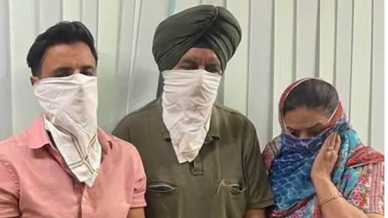 ਸੀਨੀਅਰ ਅਕਾਲੀ ਆਗੂ ਤਿੰਨ ਦੇ ਰਿਮਾਂਡ ‘ਤੇ, ਵਿਜੀਲੈਂਸ ਪਤਨੀ ਤੇ ਬੇਟੇ ਤੋਂ ਵੀ ਕਰੇਗੀ ਪੁੱਛਗਿੱਛ ਸੀਨੀਅਰ ਅਕਾਲੀ ਆਗੂ ਤਿੰਨ ਦੇ ਰਿਮਾਂਡ ‘ਤੇ, ਵਿਜੀਲੈਂਸ ਪਤਨੀ ਤੇ ਬੇਟੇ ਤੋਂ ਵੀ ਕਰੇਗੀ ਪੁੱਛਗਿੱਛ