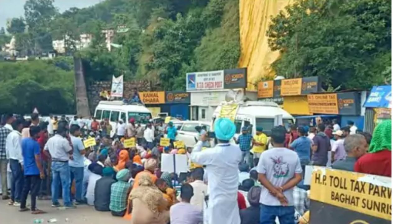 ਹਿਮਾਚਲ ਸਰਕਾਰ ਵੱਲੋਂ ਬਾਹਰੀ ਵਾਹਨਾਂ ‘ਤੇ ਲਗਾਏ ਟੈਕਸ ਦਾ ਭਾਰੀ ਵਿਰੋਧ, ਪੰਜਾਬ ਦੀਆਂ ਟੂਰਿਸਟ ਏਜੰਸੀਆਂ ਤੇ ਟੈਕਸੀ ਯੂਨੀਅਨਾਂ ਨੇ ਕੀਤਾ ਬਾਇਕਾਟ ਹਿਮਾਚਲ ਸਰਕਾਰ ਵੱਲੋਂ ਬਾਹਰੀ ਵਾਹਨਾਂ ‘ਤੇ ਲਗਾਏ ਟੈਕਸ ਦਾ ਭਾਰੀ ਵਿਰੋਧ, ਪੰਜਾਬ ਦੀਆਂ ਟੂਰਿਸਟ ਏਜੰਸੀਆਂ ਤੇ ਟੈਕਸੀ ਯੂਨੀਅਨਾਂ ਨੇ ਕੀਤਾ ਬਾਇਕਾਟ