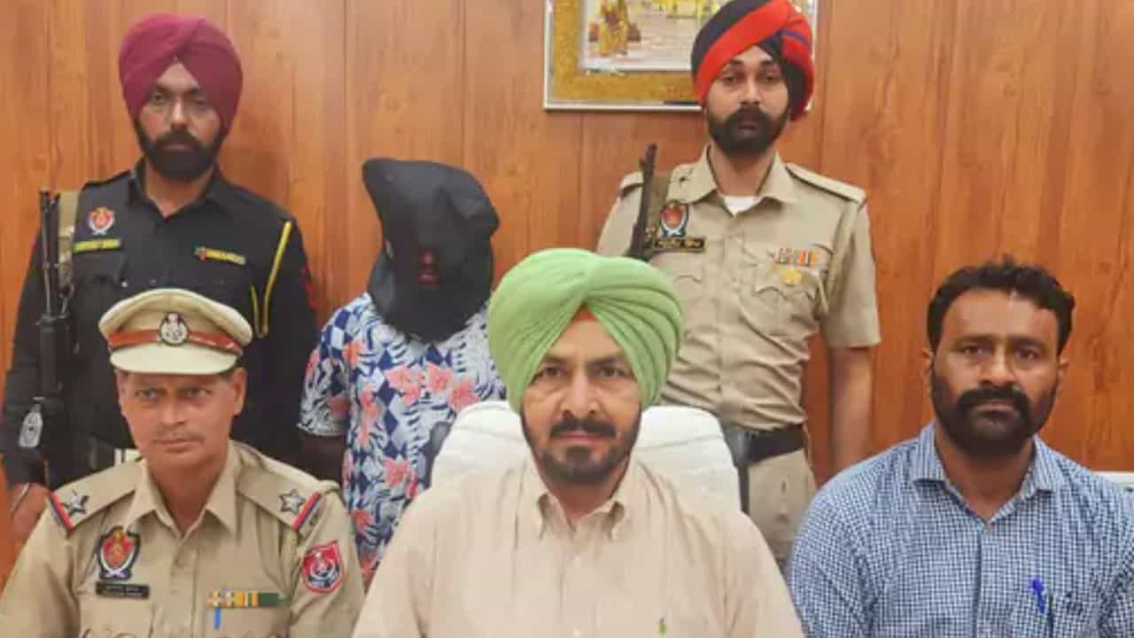 ਲੁਧਿਆਣਾ ਚ ਨਿੱਜੀ ਬੈਂਕ ਮੁਲਾਜ਼ਮ ਨਿਕਲਿਆ ਨਸ਼ਾ ਤਸਕਰ, 86 ਲੱਖ ਰੁਪਏ ਦੀ ਹੈਰੋਇਨ ਬਰਾਮਦ, ਅੰਮ੍ਰਿਤਸਰ ਚ ਨਸ਼ਾ ਕਰਦਾ ਸੀ ਸਪਲਾਈ ਲੁਧਿਆਣਾ ਚ ਨਿੱਜੀ ਬੈਂਕ ਮੁਲਾਜ਼ਮ ਨਿਕਲਿਆ ਨਸ਼ਾ ਤਸਕਰ, 86 ਲੱਖ ਰੁਪਏ ਦੀ ਹੈਰੋਇਨ ਬਰਾਮਦ, ਅੰਮ੍ਰਿਤਸਰ ਚ ਨਸ਼ਾ ਕਰਦਾ ਸੀ ਸਪਲਾਈ