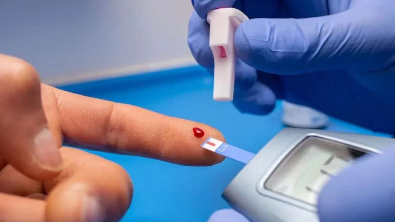 Diabetes: ਬਲੱਡ ਸ਼ੂਗਰ ਨੂੰ ਕੰਟਰੋਲ ਰੱਖਣਾ ਹੈ ਤਾਂ ਜਾਣ ਲਵੋ ਕਦੋਂ ਅਤੇ ਕਿਵੇਂ ਖਾਈਏ ਖਾਣਾ Diabetes: ਬਲੱਡ ਸ਼ੂਗਰ ਨੂੰ ਕੰਟਰੋਲ ਰੱਖਣਾ ਹੈ ਤਾਂ ਜਾਣ ਲਵੋ ਕਦੋਂ ਅਤੇ ਕਿਵੇਂ ਖਾਈਏ ਖਾਣਾ