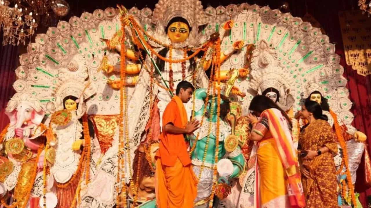 TV9 ਫੈਸਟੀਵਲ ਆਫ ਇੰਡੀਆ ਚ ਸਿੰਦੂਰ ਖੇਲ ਦੀ ਰਸਮ ਹੋਈ, ਰਾਣੀ ਨੂੰ ਲਗਾਇਆ ਗਿਆ ਸਿੰਦੂਰ