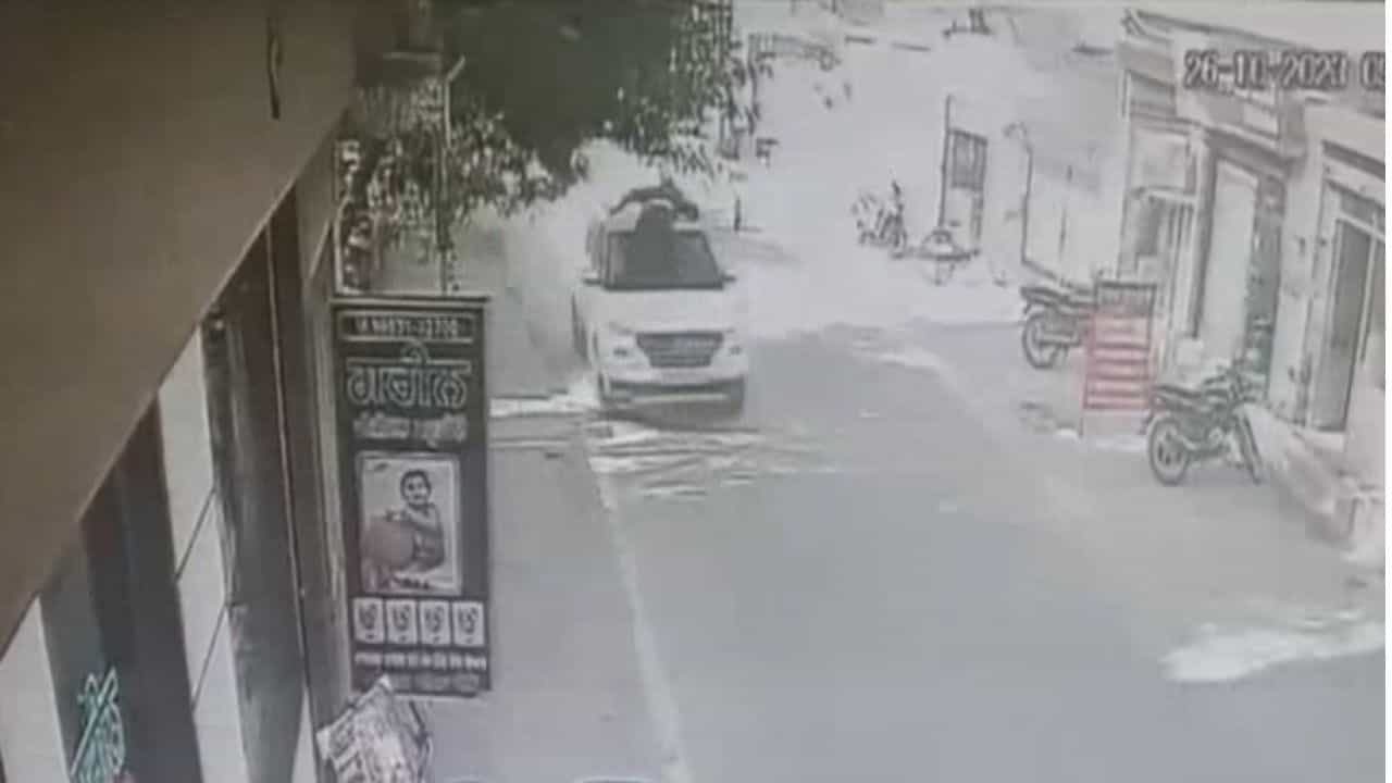 Shocking News: ਨੌਜਵਾਨ ਨੂੰ ਕਾਰ ਦੀ ਬੋਨਟ ਤੇ ਲਟਕਾ ਕੇ ਟੀਚਰ ਨੇ 10 ਕਿਲੋਮੀਟਰ ਤੱਕ ਘਸੀਟਿਆ, ਸੁਲਤਾਨਪੁਰ ਲੋਧੀ ਦੀ ਵੇਖੋ ਇਹ ਖੌਫਨਾਕ ਵੀਡੀਓ Shocking News: ਨੌਜਵਾਨ ਨੂੰ ਕਾਰ ਦੀ ਬੋਨਟ ਤੇ ਲਟਕਾ ਕੇ ਟੀਚਰ ਨੇ 10 ਕਿਲੋਮੀਟਰ ਤੱਕ ਘਸੀਟਿਆ, ਸੁਲਤਾਨਪੁਰ ਲੋਧੀ ਦੀ ਵੇਖੋ ਇਹ ਖੌਫਨਾਕ ਵੀਡੀਓ