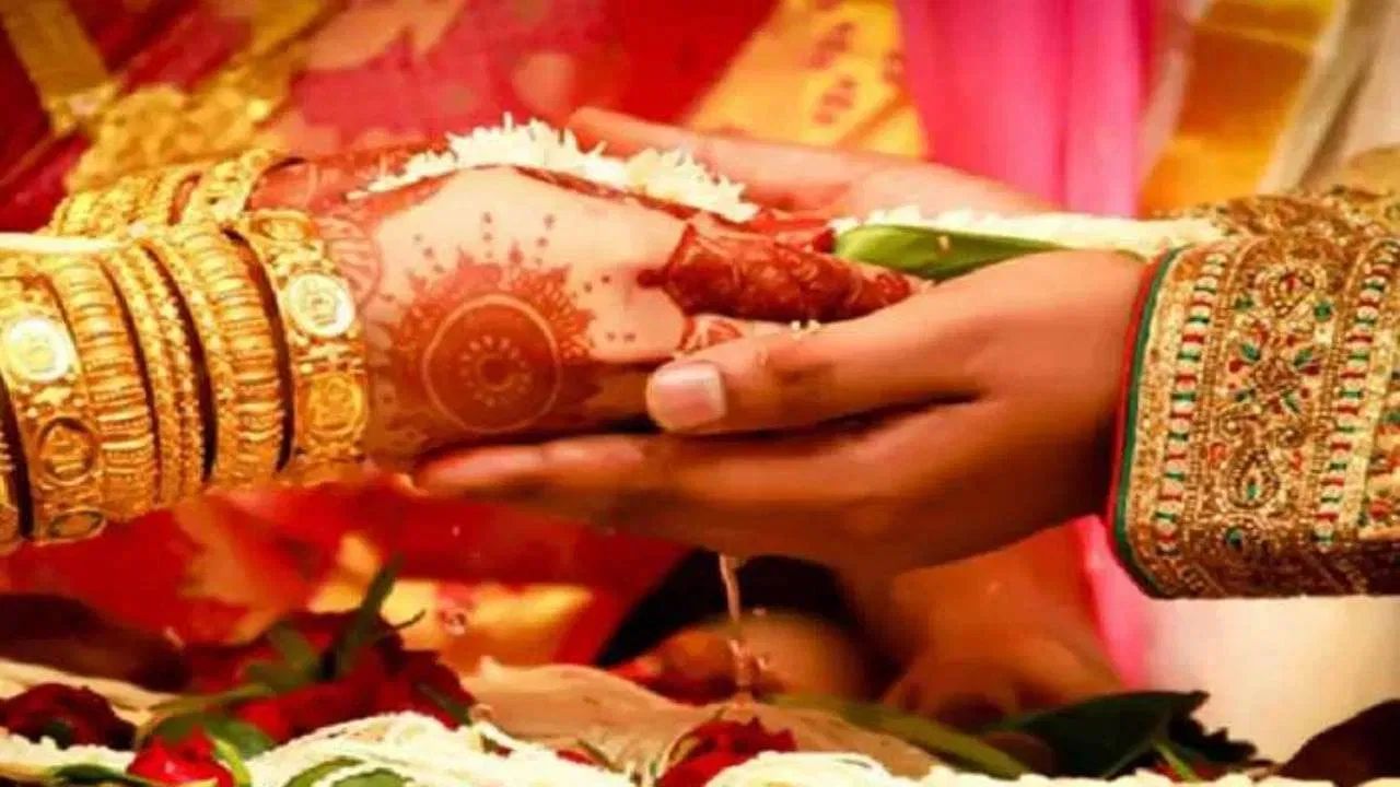 Explainer: ਵਿਆਹ ਦੇ ਸਿਰਫ ਫਾਇਦੇ ਹਨ, ਇਨਕਮ ਟੈਕਸ ਵੀ ਬਚਦਾ ਹੈ ਇਨ੍ਹਾਂ ਤਰੀਕਿਆਂ ਨਾਲ Explainer: ਵਿਆਹ ਦੇ ਸਿਰਫ ਫਾਇਦੇ ਹਨ, ਇਨਕਮ ਟੈਕਸ ਵੀ ਬਚਦਾ ਹੈ ਇਨ੍ਹਾਂ ਤਰੀਕਿਆਂ ਨਾਲ