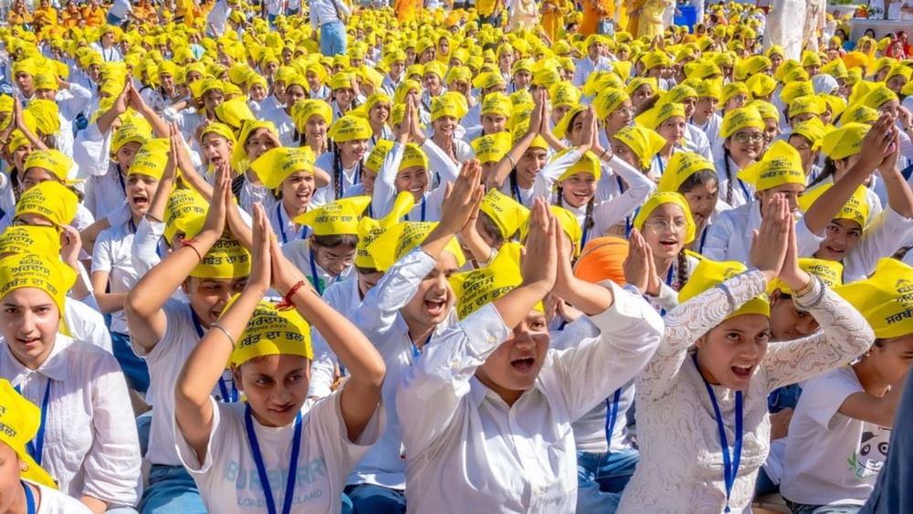 ਨਸ਼ਾ ਮੁਕਤ ਪੰਜਾਬ ਬਣਾਉਣ ਲਈ 'ਹੋਪ ਇਨੀਸ਼ੀਏਟਿਵ' ਪ੍ਰੋਗਰਾਮ ਤਹਿਤ Pray-Pledge-Play ਮੁਹਿੰਮ ਦੀ ਸ਼ੂਰਆਤ ਅੱਜ ਤੋਂ ਕੀਤੀ ਗਈ ਹੈ। ਮੁੱਖ ਮੰਤਰੀ ਭਗਵੰਤ ਮਾਨ ਸਮੇਤ ਕਰੀਬ 35 ਹਜ਼ਾਰ ਬੱਚਿਆਂ ਵੱਲੋਂ ਅਰਦਾਸ ਕੀਤੀ ਗਈ ਅਤੇ ਇਸ ਪ੍ਰੋਗਰਾਮ ਦੀ ਸ਼ੁਰੂਆਤ ਵਾਕਾਥਨ ਨਾਲ ਹੋਈ।