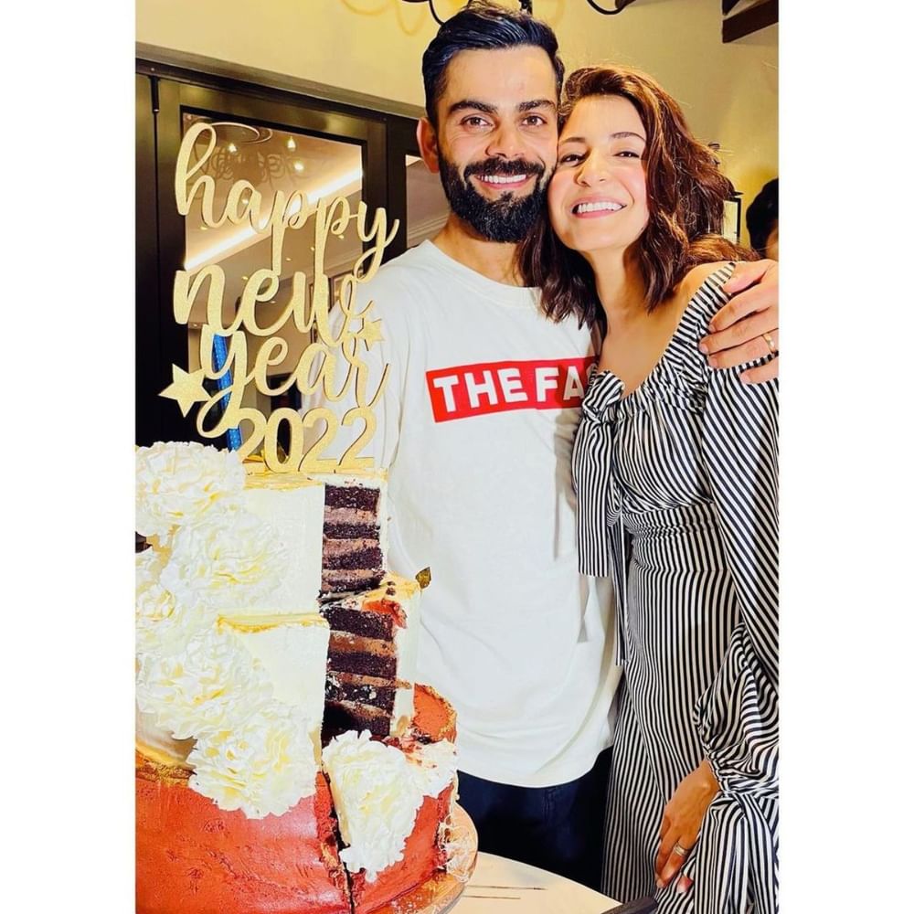 ਕੁੱਝ ਸਮਾਂ ਪਹਿਲਾਂ ਪਾਵਰ ਕਪਲ ਨੂੰ ਮੁੰਬਈ ਦੇ ਇਕ ਮੈਟਰਨਿਟੀ ਕਲੀਨਿਕ ਵਿੱਚ ਸਪੋਟ ਕੀਤਾ ਗਿਆ ਸੀ। ਜਾਣਕਾਰੀ ਮੁਤਾਬਕ ਅਨੁਸ਼ਕਾ ਅਤੇ ਵਿਰਾਟ ਨੇ ਪਾਪਰਾਜ਼ੀ ਨੂੰ ਤਸਵੀਰਾਂ ਤੇ ਵੀਡੀਓਜ਼ ਪੋਸਟ ਨਾ ਕਰਨ ਨੂੰ ਕਿਹਾ ਹੈ। ( Instagram: anushkasharma)