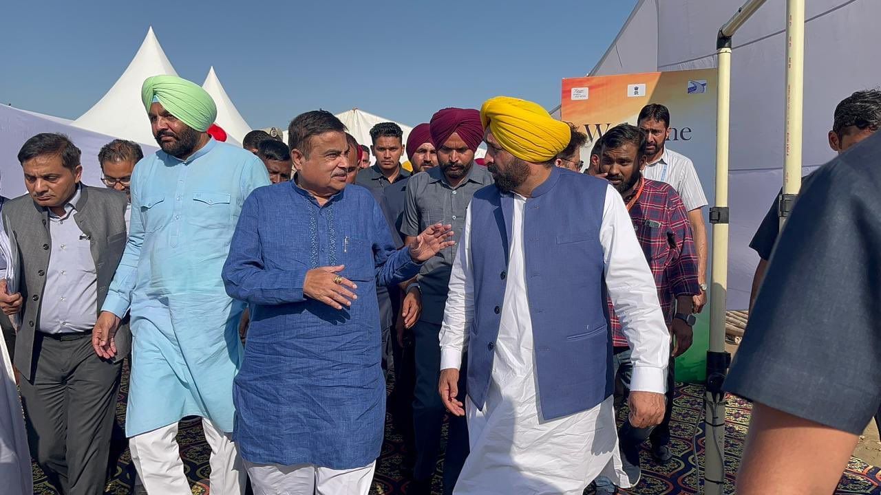 ਗਡਕਰੀ ਨੇ ਅਟਾਰੀ ਬਾਰਡਰ ‘ਤੇ ਲਹਿਰਾਇਆ ਦੇਸ਼ ਦਾ ਸਭ ਤੋਂ ਉੱਚਾ ਤਿਰੰਗਾ, ਦਿੱਲੀ-ਕਟਰਾ ਗ੍ਰੀਨ ਫੀਲਡ ਐਕਸਪ੍ਰੈਸ ਵੇਅ ਦਾ ਲਿਆ ਜਾਇਜ਼ਾ ਗਡਕਰੀ ਨੇ ਅਟਾਰੀ ਬਾਰਡਰ ‘ਤੇ ਲਹਿਰਾਇਆ ਦੇਸ਼ ਦਾ ਸਭ ਤੋਂ ਉੱਚਾ ਤਿਰੰਗਾ, ਦਿੱਲੀ-ਕਟਰਾ ਗ੍ਰੀਨ ਫੀਲਡ ਐਕਸਪ੍ਰੈਸ ਵੇਅ ਦਾ ਲਿਆ ਜਾਇਜ਼ਾ