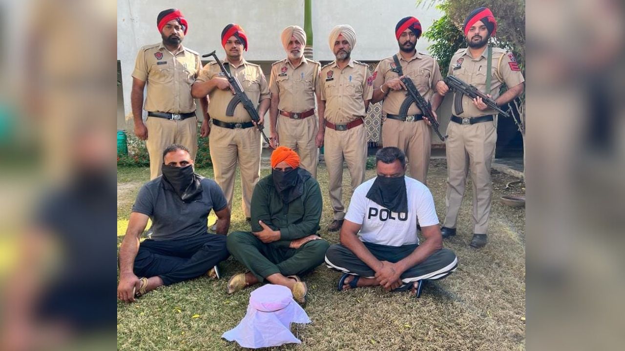 ਹੈੱਡ ਕਾਂਸਟੇਬਲ ਦੇ ਕਤਲ ਦੇ ਚਾਰੇ ਮੁਲਜ਼ਮ ਗ੍ਰਿਫ਼ਤਾਰ, ਇੱਕ ਨੂੰ ਮੁਕਾਬਲੇ 'ਚ ਲੱਗੀ ਗੋਲੀ, ਹਸਪਤਾਲ ਦਾਖ਼ਲ ਹੈੱਡ ਕਾਂਸਟੇਬਲ ਦੇ ਕਤਲ ਦੇ ਚਾਰੇ ਮੁਲਜ਼ਮ ਗ੍ਰਿਫ਼ਤਾਰ, ਇੱਕ ਨੂੰ ਮੁਕਾਬਲੇ 'ਚ ਲੱਗੀ ਗੋਲੀ, ਹਸਪਤਾਲ ਦਾਖ਼ਲ