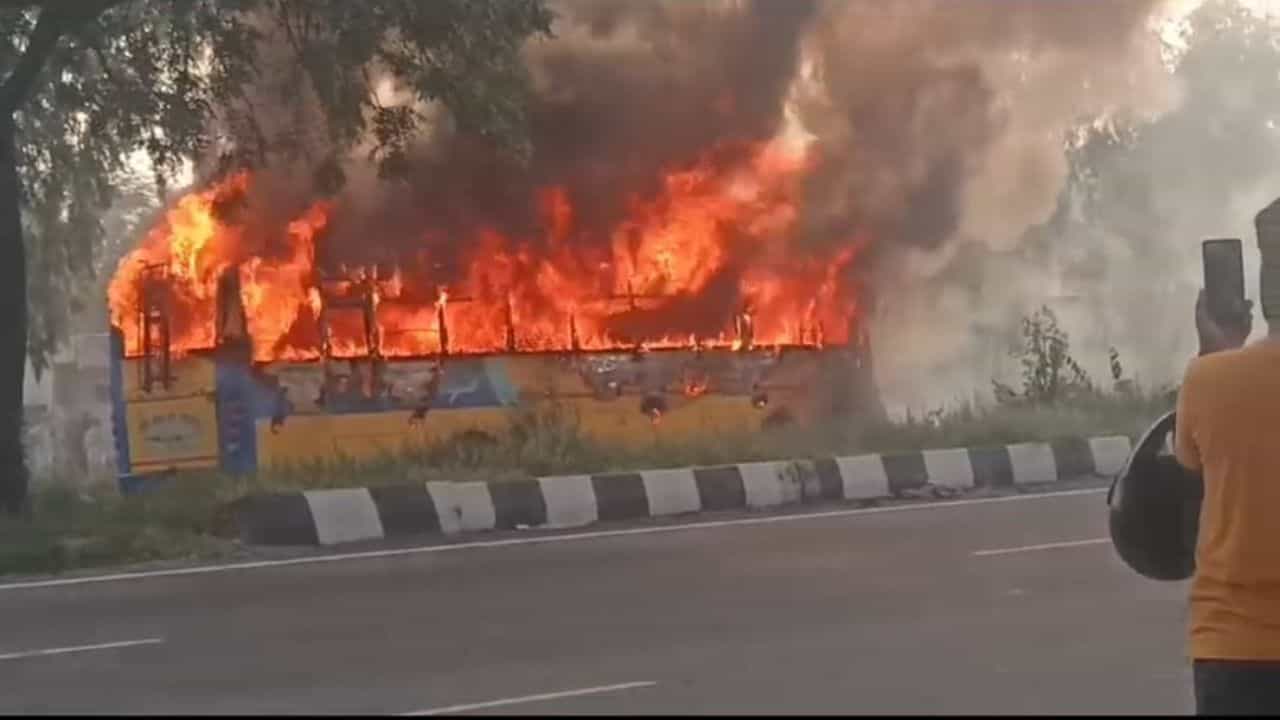 ਲੁਧਿਆਣਾ ਚ ਇੱਕ ਨਿੱਜੀ ਕੰਪਨੀ ਦੀ ਬੱਸ ਨੂੰ ਲੱਗੀ ਅੱਗ, ਨਹੀਂ ਹੋਇਆ ਕੋਈ ਜਾਣੀ ਨੁਕਸਾਨ