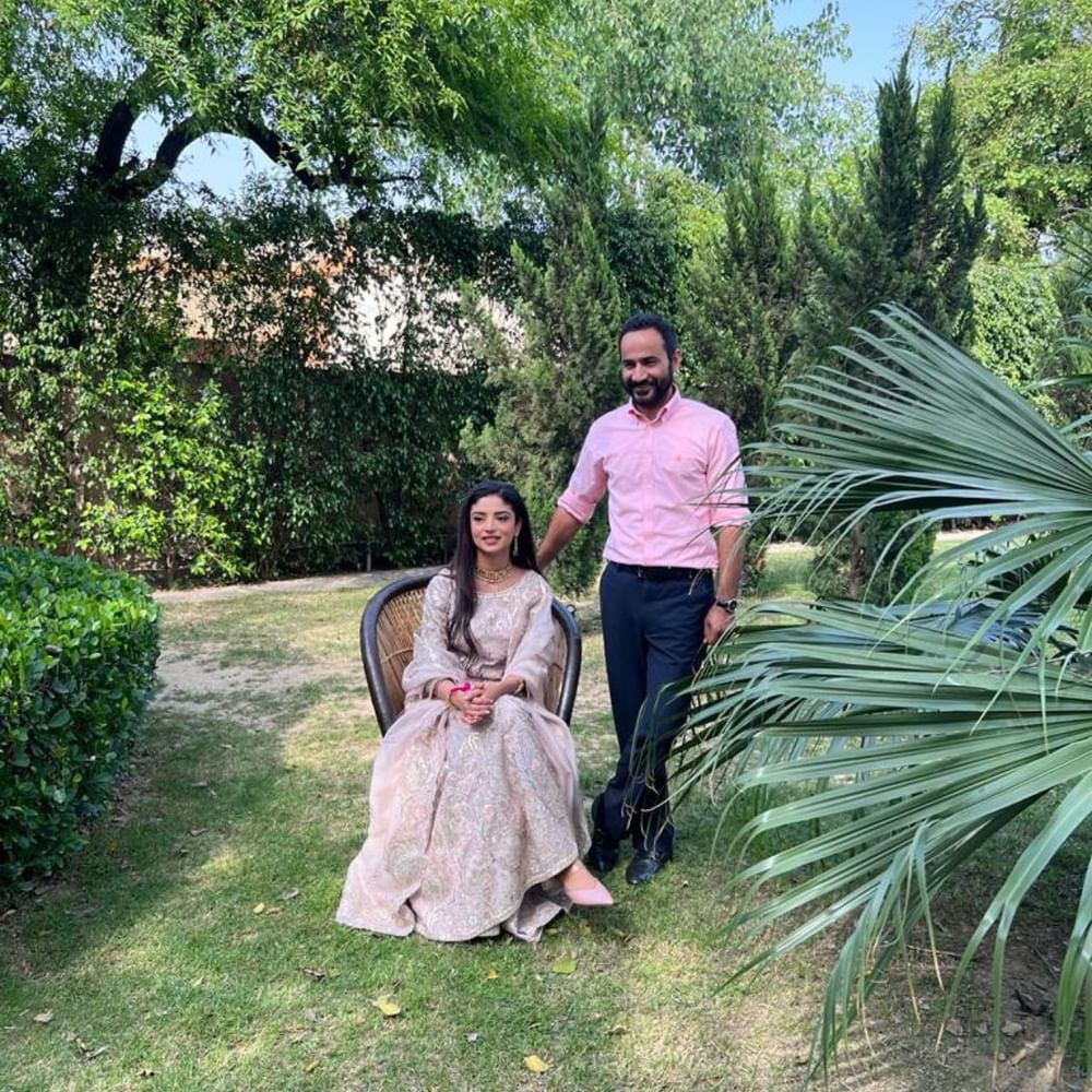 ਸੂਬੇ ਦੇ ਕੈਬਨਿਟ ਮੰਤਰੀ ਗੁਰਮੀਤ ਸਿੰਘ ਮੀਤ ਹੇਅਰ ਅੱਜ ਮੇਰਠ ਵਿੱਚ ਆਪਣੀ ਮੰਗਣੀ ਕਰਵਾਉਣਗੇ। ਮੀਤ ਹੇਅਰ ਦੀ ਹੋਣ ਵਾਲੀ ਪਤਨੀ ਦਾ ਨਾਮ ਗੁਰਵੀਨ ਕੌਰ ਹੈ। ਮੰਗਣੀ ਸਮਾਰੋਹ ਵਿੱਚ ਬਹੁਤ ਹੀ ਕਰੀਬੀ ਲੋਕਾਂ ਨੂੰ ਸੱਦਿਆ ਗਿਆ ਹੈ।ਮਹਿਮਾਨਾਂ ਦੀ ਲਿਸਟ ਵਿੱਚ ਕਈ ਵੱਡੇ ਨਾਮ ਵੀ ਸ਼ਾਮਲ ਹਨ । ਹਾਲਾਂਕਿ ਅਜੇ ਤੱਕ ਉਨ੍ਹਾਂ ਸਮਾਰੋਹ ਵਿੱਚ ਸ਼ਾਮਲ ਹਣ ਵਾਲੇ ਮਹਿਮਾਨਾਂ ਦੀ ਜਾਣਕਾਰੀ ਨਹੀਂ ਦਿੱਤੀ।