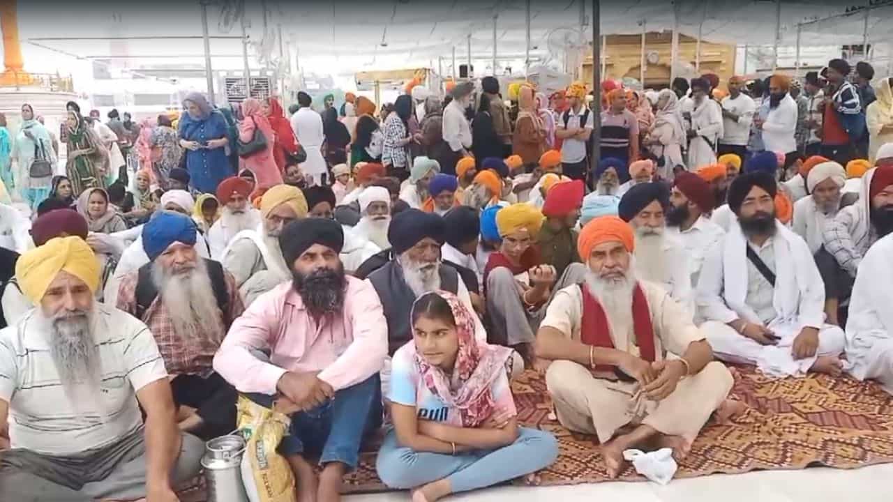 ਬੇਅਦਬੀ ਮਾਮਲਾ: ਪਹਿਲੀ ਵਾਰ ਪੂਰਾ ਪਿੰਡ ਸ੍ਰੀ ਅਕਾਲ ਤਖ਼ਤ ਸਾਹਿਬ ਤੇ ਪੇਸ਼, ਗਲਾਂ ਚ ਤਖ਼ਤੀਆਂ ਲੈ ਕੇ ਪਹੁੰਚੇ ਪਿੰਡ ਵਾਸੀ