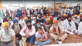 ਬੇਅਦਬੀ ਮਾਮਲਾ: ਪਹਿਲੀ ਵਾਰ ਪੂਰਾ ਪਿੰਡ ਸ੍ਰੀ ਅਕਾਲ ਤਖ਼ਤ ਸਾਹਿਬ ‘ਤੇ ਪੇਸ਼, ਗਲਾਂ ‘ਚ ਤਖ਼ਤੀਆਂ ਲੈ ਕੇ ਪਹੁੰਚੇ ਪਿੰਡ ਵਾਸੀ ਬੇਅਦਬੀ ਮਾਮਲਾ: ਪਹਿਲੀ ਵਾਰ ਪੂਰਾ ਪਿੰਡ ਸ੍ਰੀ ਅਕਾਲ ਤਖ਼ਤ ਸਾਹਿਬ ‘ਤੇ ਪੇਸ਼, ਗਲਾਂ ‘ਚ ਤਖ਼ਤੀਆਂ ਲੈ ਕੇ ਪਹੁੰਚੇ ਪਿੰਡ ਵਾਸੀ