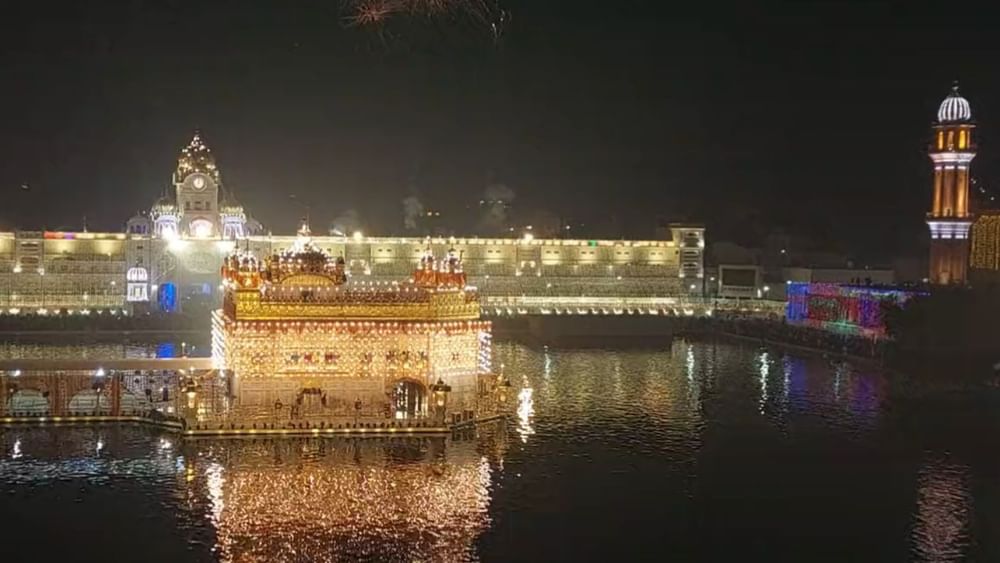 ਸ੍ਰੀ ਦਰਬਾਰ ਸਾਹਿਬ ਵਿੱਚ ਰਾਤ ਨੂੰ ਹੋਣ ਵਾਲੀ ਸ਼ਾਨਦਾਰ ਆਤਿਸ਼ਬਾਜ਼ੀ ਵੀ ਸ਼ਰਧਾਲੂਆਂ ਦੀ ਖਾਸ ਖਿੱਚ ਦਾ ਕੇਂਦਰ ਰਹਿੰਦੀ ਹੈ। ਲੋਕ ਇਸ ਮਨਮੋਹਕ ਦ੍ਰਿਸ਼ ਨੂੰ ਦੇਖਣ ਲਈ ਦੂਰੋ- ਦੂਰੋਂ ਅੰਮ੍ਰਿਤਸਰ ਆਉਂਦੀਆਂ ਹਨ।