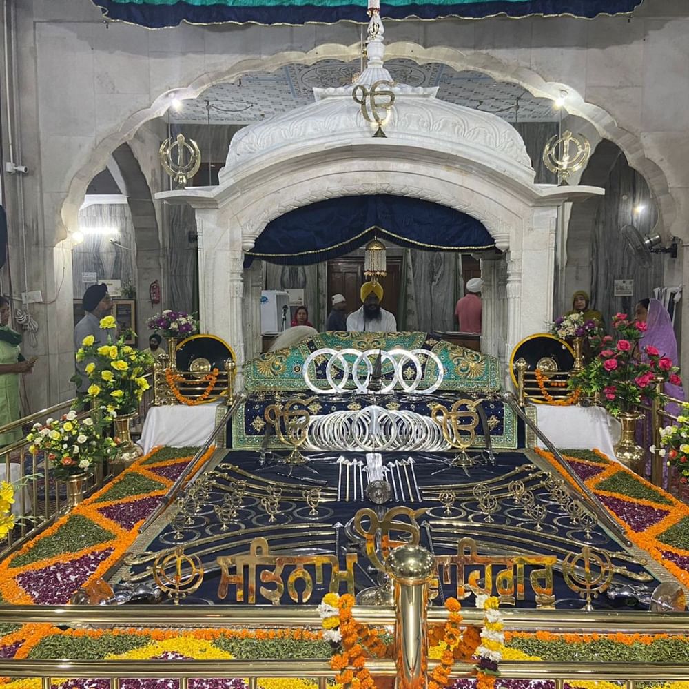 ਇਸ ਮੌਕੇ ਗੁਰੂਦਵਾਰਾ ਸਾਹਿਬ ਵਿੱਚ ਰੰਗ ਰੋਸ਼ਨੀ ਦੀ ਸਜਾਵਟ ਕੀਤੀ ਗਈ ਹੈ। ਇਹ ਕਾਫੀ ਮਨਮੋਹਕ ਦ੍ਰਿਸ਼ ਹੈ। ਤਸਵੀਰਾਂ ਵਿੱਚ ਵੇਖੋ ਵੱਖ-ਵੱਖ ਰੰਗਾਂ ਦੀਆਂ ਰੋਸ਼ਨੀਆਂ ਵਿੱਚ ਗੁਰੂਦਆਰਾ ਸਾਹਿਬ ਕਿਵੇਂ ਜਗਮਗਾ ਰਿਹਾ ਹੈ।