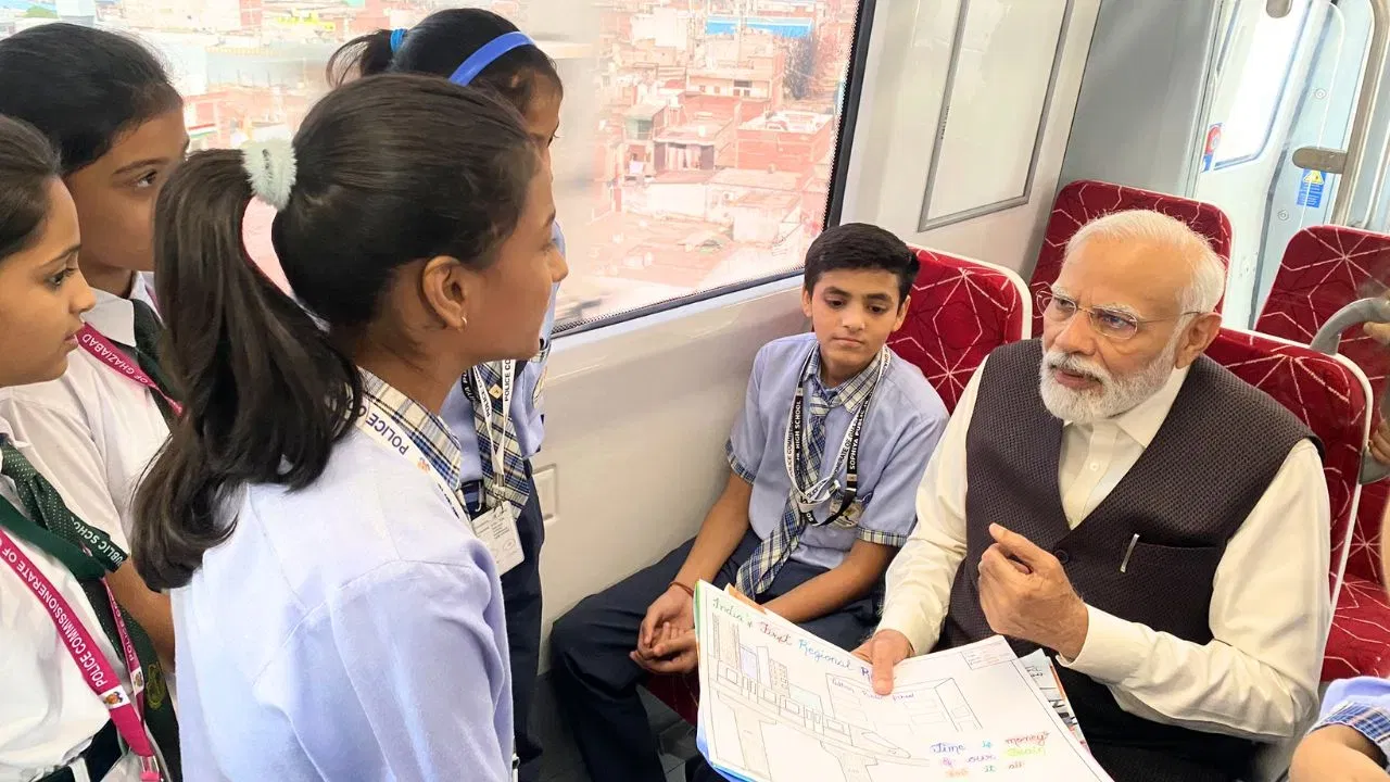 ਹੁਣ ਦੌੜੇਗੀ ‘ਨਮੋ ਭਾਰਤ’, PM ਮੋਦੀ ਨੇ ਦੇਸ਼ ਨੂੰ ਦਿੱਤੀ ਪਹਿਲੀ ਰੈਪਿਡ ਰੇਲ ਦੀ ਸੌਗਾਤ, ਗਾਜ਼ੀਆਬਾਦ ਤੋਂ ਬੱਚਿਆਂ ਨਾਲ ਕੀਤੀ ਯਾਤਰਾ ਹੁਣ ਦੌੜੇਗੀ ‘ਨਮੋ ਭਾਰਤ’, PM ਮੋਦੀ ਨੇ ਦੇਸ਼ ਨੂੰ ਦਿੱਤੀ ਪਹਿਲੀ ਰੈਪਿਡ ਰੇਲ ਦੀ ਸੌਗਾਤ, ਗਾਜ਼ੀਆਬਾਦ ਤੋਂ ਬੱਚਿਆਂ ਨਾਲ ਕੀਤੀ ਯਾਤਰਾ