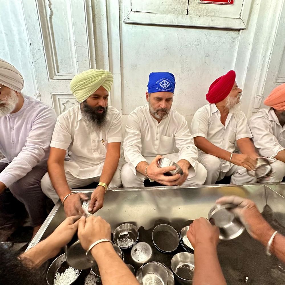 ਸ੍ਰੀ ਹਰਿਮੰਦਰ ਸਾਹਿਬ ਵਿੱਚ ਮੱਥਾ ਟੇਕਣ ਤੋਂ ਬਾਅਦ ਕਾਂਗਰਸ ਨੇਤਾ ਰਾਹੁਲ ਗਾਂਧੀ ਨੇ ਲੰਗਰ ਹਾਲ ਵਿੱਚ ਭਾਂਡੇ ਧੋਣ ਦੀ ਸੇਵਾ ਵੀ ਕੀਤੀ। (Credits: Twitter)