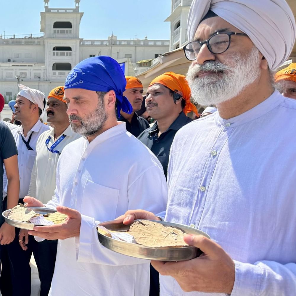 ਕਾਂਗਰਸ ਨੇਤਾ ਰਾਹੁਲ ਗਾਂਧੀ ਅੰਮ੍ਰਿਤਸਰ ਪਹੁੰਚੇ ਅਤੇ ਹਰਿਮੰਦਰ ਸਾਹਿਬ ਨਤਮਸਤਕ ਹੋਏ। ਇਸ ਦੌਰਾਨ ਰਾਹੁਲ ਗਾਂਧੀ ਦੇ ਸਿਰ 'ਤੇ ਨੀਲੇ ਰੰਗ ਦਾ ਪਟਕਾ ਪਾਇਆ ਹੋਇਆ ਸੀ। (Credits: Twitter)