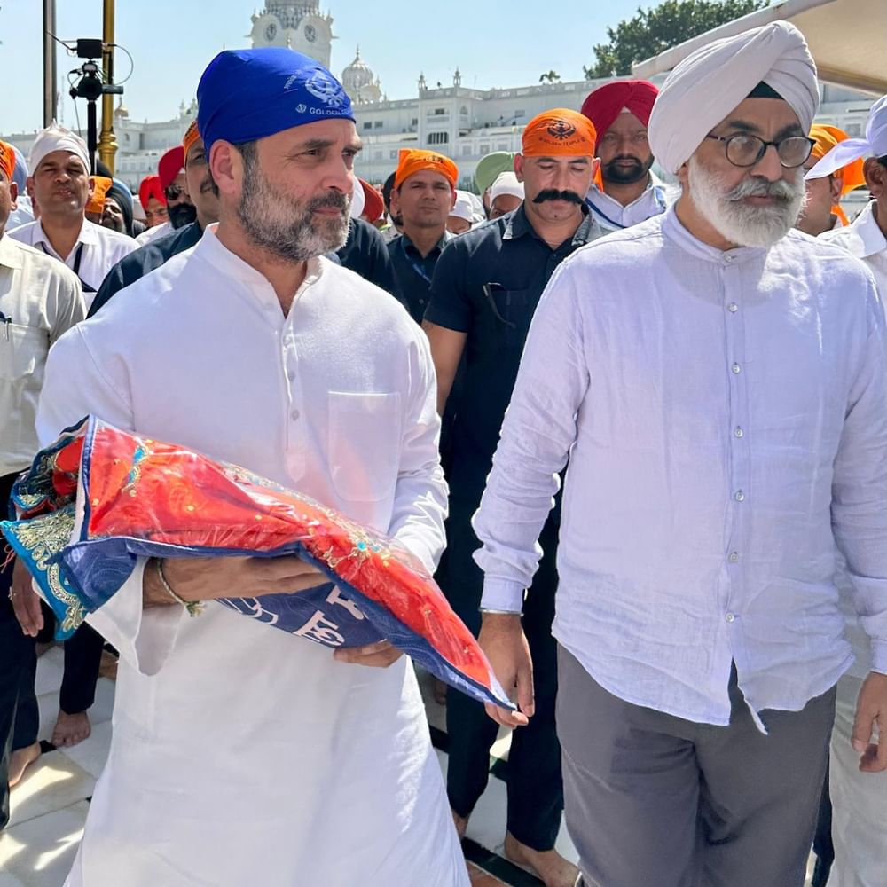ਇਤ ਤੋਂ ਪਹਿਲਾਂ ਉਹ ਭਾਰਤ ਜੋੜੋ ਯਾਤਰਾ ਦੌਰਾਨ ਰਾਹੁਤ ਗਾਂਦੀ ਪੰਜਾਬ ਆਏ ਸਨ ਅਤੇ ਸ੍ਰੀ ਦਰਬਾਰ ਸਾਹਿਬ ਵਿੱਚ ਨਤਮਸਤਕ ਹੋਏ ਸਨ। ਇਸ ਤੋਂ ਪਹਿਲਾਂ ਜਦੋਂ ਉਹ ਆਏ ਸਨ ਤਾਂ ਉਨ੍ਹਾਂ ਨੇ ਪੀਲੀ ਪੱਗ ਬੰਨ੍ਹੀ ਸੀ। (Credits: Twitter)