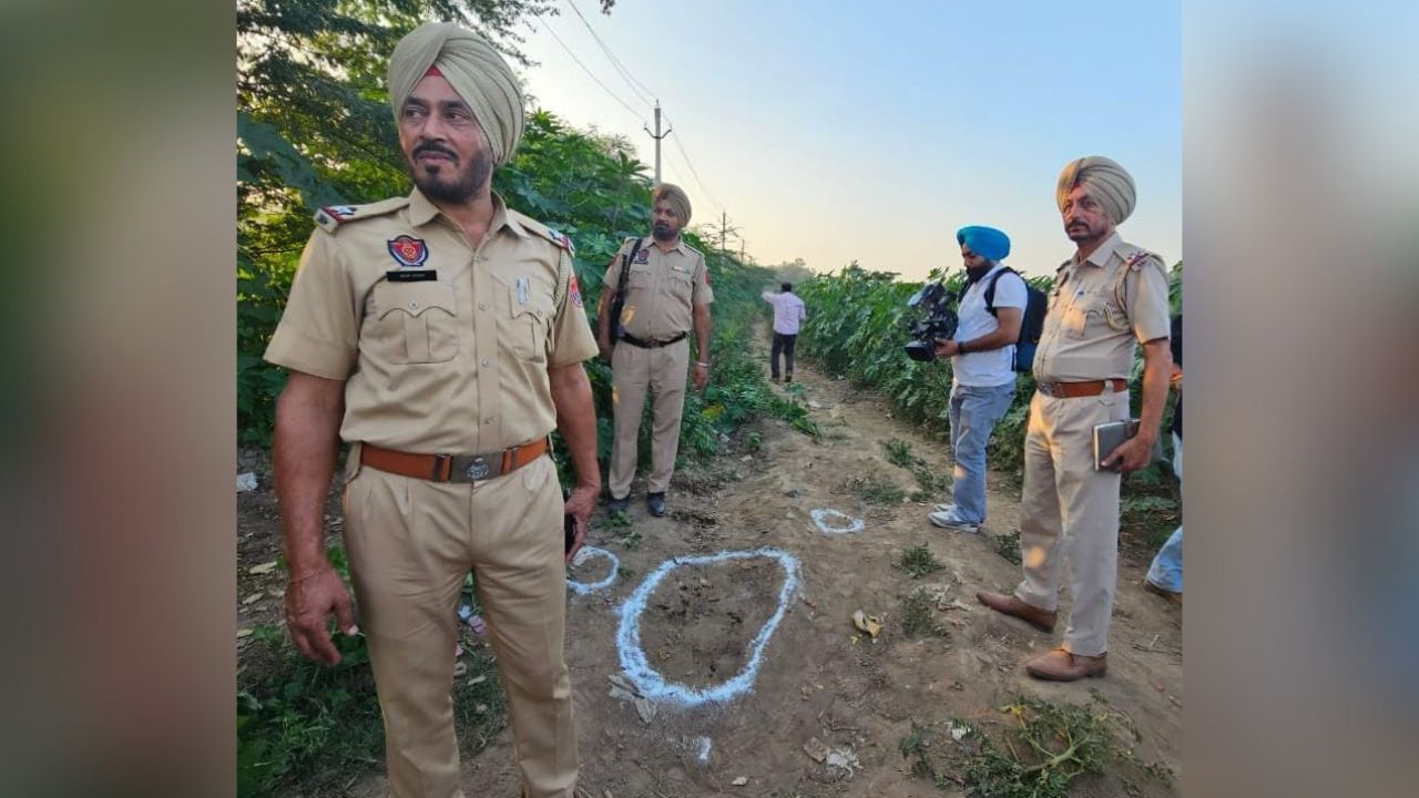 ਮੋਹਾਲੀ: ਪੁਲਿਸ ਤੇ ਗੈਂਗਸਟਰਾਂ ਵਿਚਾਲੇ ਚੱਲੀਆਂ ਗੋਲੀਆਂ, ਇੱਕ ਪੁਲਿਸ ਮੁਲਾਜ਼ਮ ਜ਼ਖ਼ਮੀ ਮੋਹਾਲੀ: ਪੁਲਿਸ ਤੇ ਗੈਂਗਸਟਰਾਂ ਵਿਚਾਲੇ ਚੱਲੀਆਂ ਗੋਲੀਆਂ, ਇੱਕ ਪੁਲਿਸ ਮੁਲਾਜ਼ਮ ਜ਼ਖ਼ਮੀ
