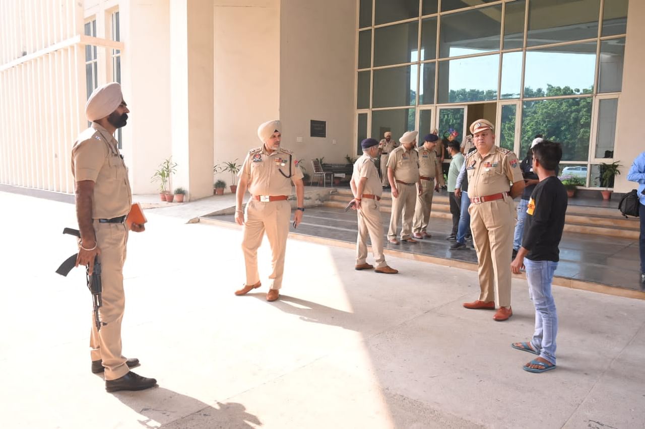 ਲੁਧਿਆਣਾ ਦੀਆਂ ਸਰਕਾਰੀ ਇਮਾਰਤਾਂ ਨੂੰ ਬੰਬ ਨਾਲ ਉਡਾਉਣ ਦੀ ਧਮਕੀ, ਪੁਲਿਸ ਅਲਰਟ