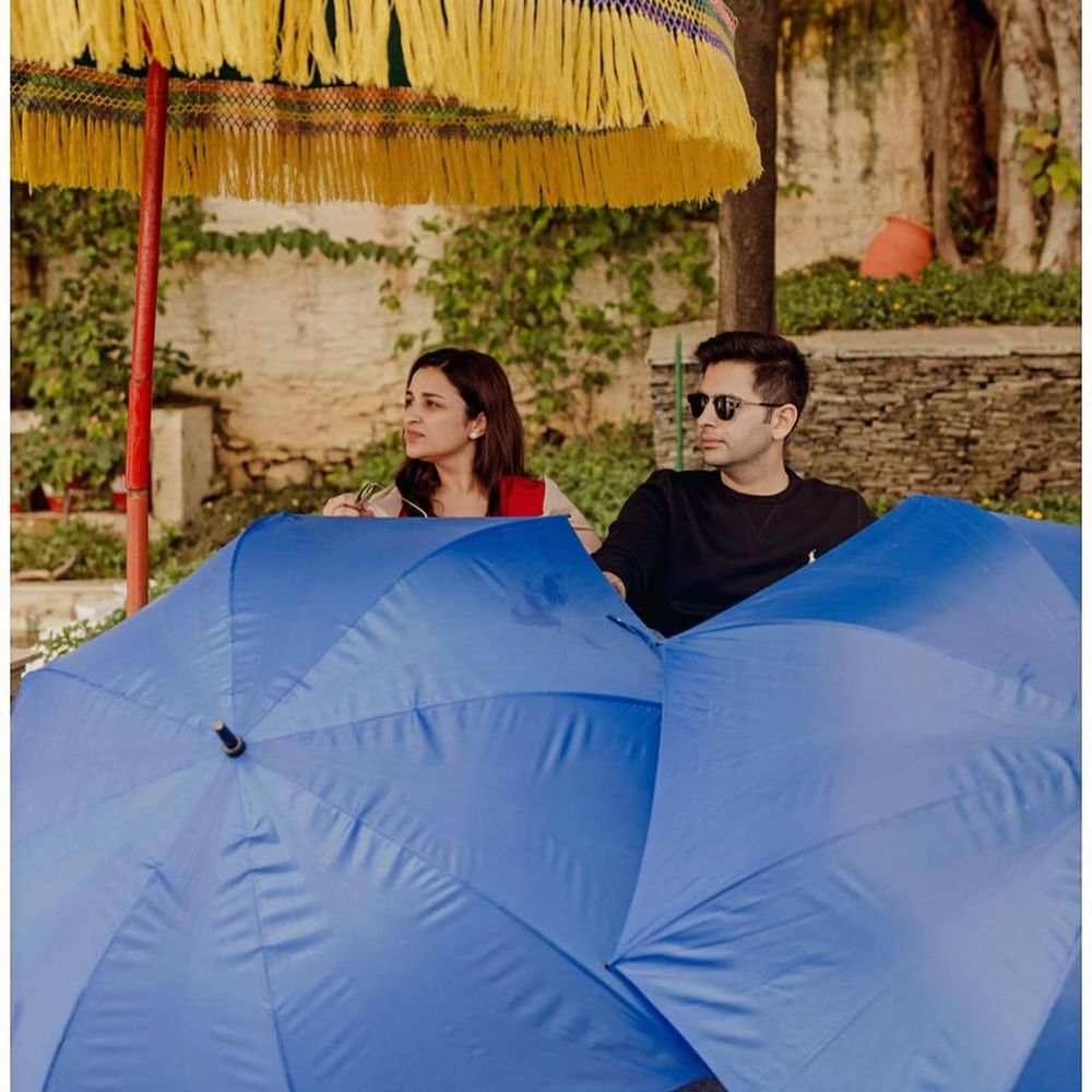 ਰਾਘਵ ਚੱਢਾ ਨੇ ਸੋਸ਼ਲ ਮੀਡੀਆ ਤੇ ਕੱਪਲ ਦੀਆਂ ਅਲਗ-ਅਲਗ ਅਨਸੀਨ ਤਸਵੀਰਾਂ ਸ਼ੇਅਰ ਕੀਤੀਆਂ ਜਿਨ੍ਹਾਂ ਵਿੱਚ ਦੋਵੇਂ ਕੁਆਲੀਟੀ ਟਾਇਮ ਇੰਜਾਏ ਕਰਦੇ ਨਜ਼ਰ ਆ ਰਹੇ ਹਨ।