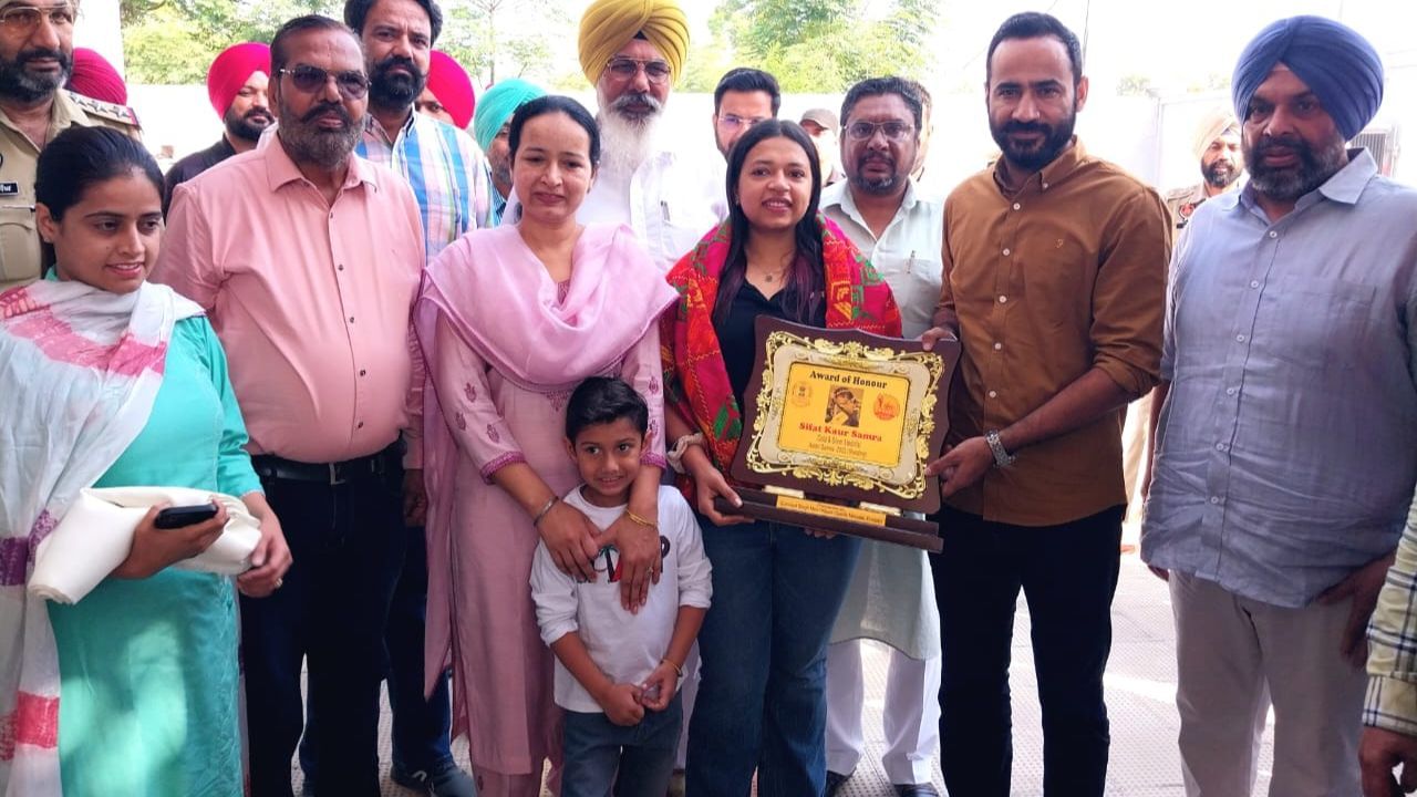ਸਿਫਤ ਕੌਰ ਨੂੰ ਪੌਣੇ 2 ਕਰੋੜ ਰੁਪਏ ਦੇਣ ਦਾ ਐਲਾਨ, ਖੇਡ ਮੰਤਰੀ ਨੇ ਘਰ ਪਹੁੰਚ ਕੇ ਦਿੱਤੀ ਵਧਾਈ ਸਿਫਤ ਕੌਰ ਨੂੰ ਪੌਣੇ 2 ਕਰੋੜ ਰੁਪਏ ਦੇਣ ਦਾ ਐਲਾਨ, ਖੇਡ ਮੰਤਰੀ ਨੇ ਘਰ ਪਹੁੰਚ ਕੇ ਦਿੱਤੀ ਵਧਾਈ