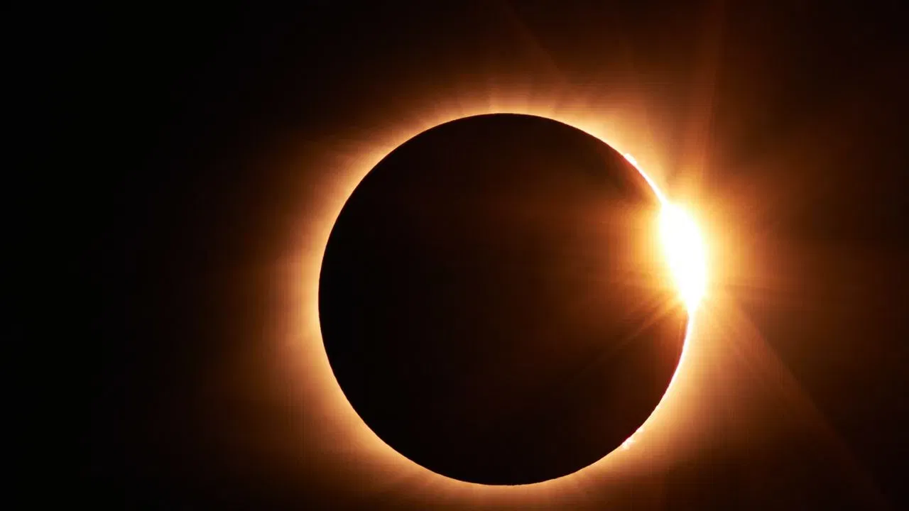 Solar Eclipse 2023: ਕੱਲ੍ਹ ਲੱਗੇਗਾ ਸਾਲ ਦਾ ਆਖਰੀ ਸੂਰਜ ਗ੍ਰਹਿਣ, ਚਮਕੇਗੀ ਇਨ੍ਹਾਂ 3 ਰਾਸ਼ੀਆਂ ਦੀ ਕਿਸਮਤ, ਜਾਣੋ ਕਿਸ ਨੂੰ ਰਹਿਣਾ ਹੋਵੇਗਾ ਸਾਵਧਾਨ Solar Eclipse 2023: ਕੱਲ੍ਹ ਲੱਗੇਗਾ ਸਾਲ ਦਾ ਆਖਰੀ ਸੂਰਜ ਗ੍ਰਹਿਣ, ਚਮਕੇਗੀ ਇਨ੍ਹਾਂ 3 ਰਾਸ਼ੀਆਂ ਦੀ ਕਿਸਮਤ, ਜਾਣੋ ਕਿਸ ਨੂੰ ਰਹਿਣਾ ਹੋਵੇਗਾ ਸਾਵਧਾਨ