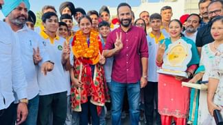 ਭਾਰਤੀ ਹਾਕੀ ਟੀਮ ਦਾ ਅੰਮ੍ਰਿਤਸਰ ਹਵਾਈ ਅੱਡੇ ‘ਤੇ ਸ਼ਾਨਦਾਰ ਸਵਾਗਤ, ਧਾਈ ਦੇਣ ਪਹੁੰਚੇ ਡੀਸੀ, ਸੰਸਦ ਮੈਂਬਰ ਅਤੇ ਵਿਧਾਇਕ
