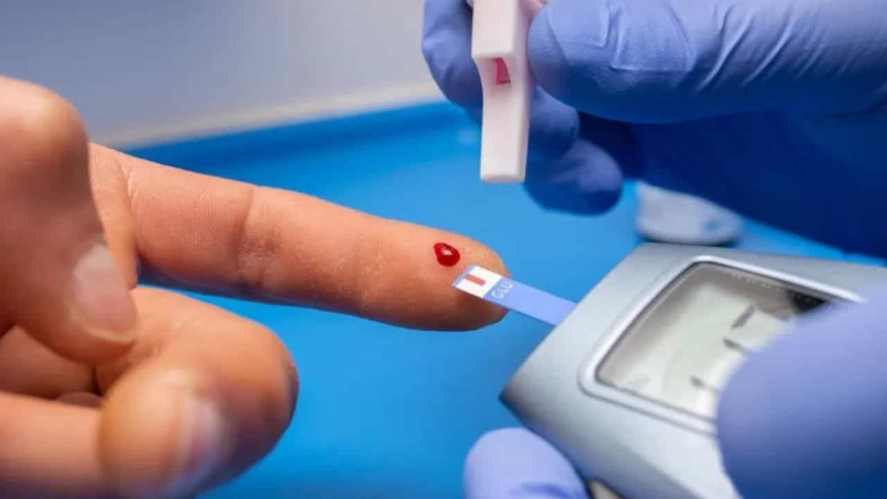 ਡਾਇਬਟੀਜ਼ ਤੋਂ ਪਹਿਲਾਂ ਸਰੀਰ ਚ ਦਿੱਸਣ ਲੱਗਦੇ ਹਨ ਇਹ ਲੱਛਣ, ਜਾਣੋ ਡਾਕਟਰ ਤੋਂ ਬਚਾਅ ਦੇ ਤਰੀਕੇ