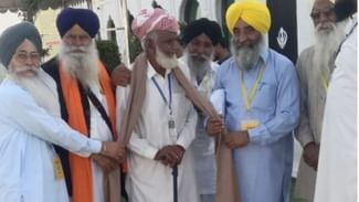 ਗੁਰਦੁਆਰਾ ਸ੍ਰੀ ਕਰਤਾਰਪੁਰ ਸਾਹਿਬ ‘ਚ 76 ਸਾਲ ਬਾਅਦ ਮਿਲੇ ਦੌਸਤ, ਵੰਡ ਤੋਂ ਪਹਿਲਾਂ ਸਨ ਗੁਆਂਢੀ, ਇੱਕ ਦੂਜੇ ਨੂੰ ਲਗਾਇਆ ਗਲੇ