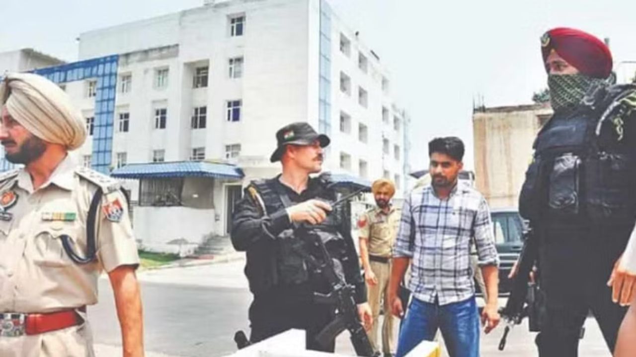 Punjab: ਅੱਤਵਾਦੀਆਂ ਅਤੇ ਗੈਂਗਸਟਰਾਂ ਦੇ ਨਿਸ਼ਾਨੇ ‘ਤੇ ਪੁਲਿਸ ਅਧਿਕਾਰੀ, ਸੁਰੱਖਿਆ ਲਈ ਹੁਣ ਬੁਲੇਟ ਪਰੂਫ ਵਾਹਨ ਤੈਨਾਤ Punjab: ਅੱਤਵਾਦੀਆਂ ਅਤੇ ਗੈਂਗਸਟਰਾਂ ਦੇ ਨਿਸ਼ਾਨੇ ‘ਤੇ ਪੁਲਿਸ ਅਧਿਕਾਰੀ, ਸੁਰੱਖਿਆ ਲਈ ਹੁਣ ਬੁਲੇਟ ਪਰੂਫ ਵਾਹਨ ਤੈਨਾਤ