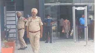 ਅੰਮ੍ਰਿਤਸਰ ‘ਚ ਪੁਲਿਸ ਅਤੇ ਤਸਕਰਾਂ ਵਿਚਾਲੇ ਮੁੱਠਭੇੜ, 2 ਤਸਕਰ ਜ਼ਖ਼ਮੀ, ਹਥਿਆਰ ਅਤੇ ਨਸ਼ਾ ਬਰਾਮਦ ਅੰਮ੍ਰਿਤਸਰ ‘ਚ ਪੁਲਿਸ ਅਤੇ ਤਸਕਰਾਂ ਵਿਚਾਲੇ ਮੁੱਠਭੇੜ, 2 ਤਸਕਰ ਜ਼ਖ਼ਮੀ, ਹਥਿਆਰ ਅਤੇ ਨਸ਼ਾ ਬਰਾਮਦ