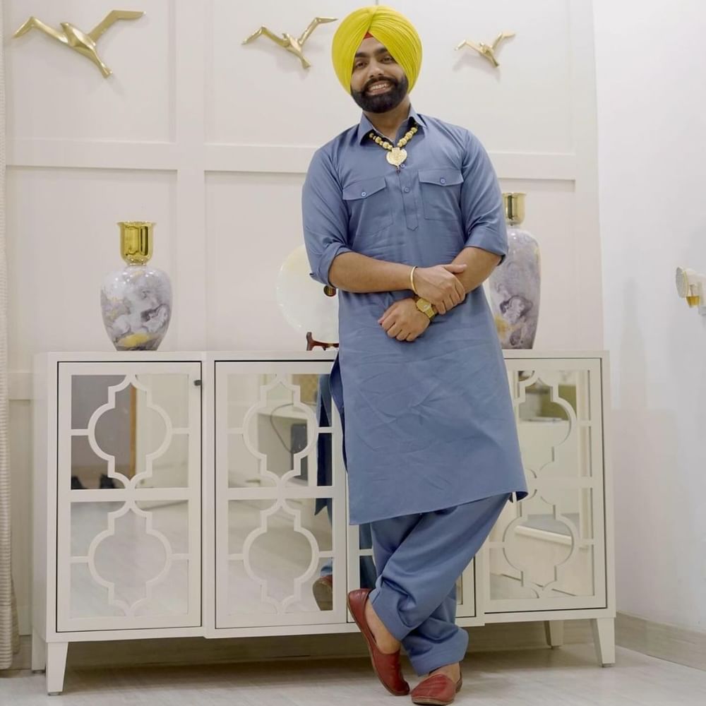 ਪਠਾਣੀ ਕੁੜਤਾ ਪਜਾਮਾ ਕਾਫੀ ਬੇਹਤਰੀਨ ਆਪਸ਼ਨ ਹੈ। ਇਹ ਤੁਹਾਨੂੰ ਇੰਡੋ-ਵੈਸਟਰਨ ਦੇ ਨਾਲ-ਨਾਲ ਕਾਫੀ ਕਲਾਸੀ ਲੁੱਕ ਵੀ ਦਵੇਗਾ। ਇਸ ਨੂੰ ਤੁਸੀਂ ਕੈਂਠਾ ਅਤੇ ਪੰਜਾਬੀ ਜੁੱਤੀ ਨਾਲ ਸਟਾਇਲ ਕਰ ਸਕਦੇ ਹੋ। ਇਸ ਨੂੰ ਤੁਸੀਂ ਆਪਣੇ ਮਨਪਸੰਦ ਕਲਰ ਦਾ ਕੱਪੜਾ ਲੈ ਕੇ ਸੁਆ ਸਕਦੇ ਹੋ।