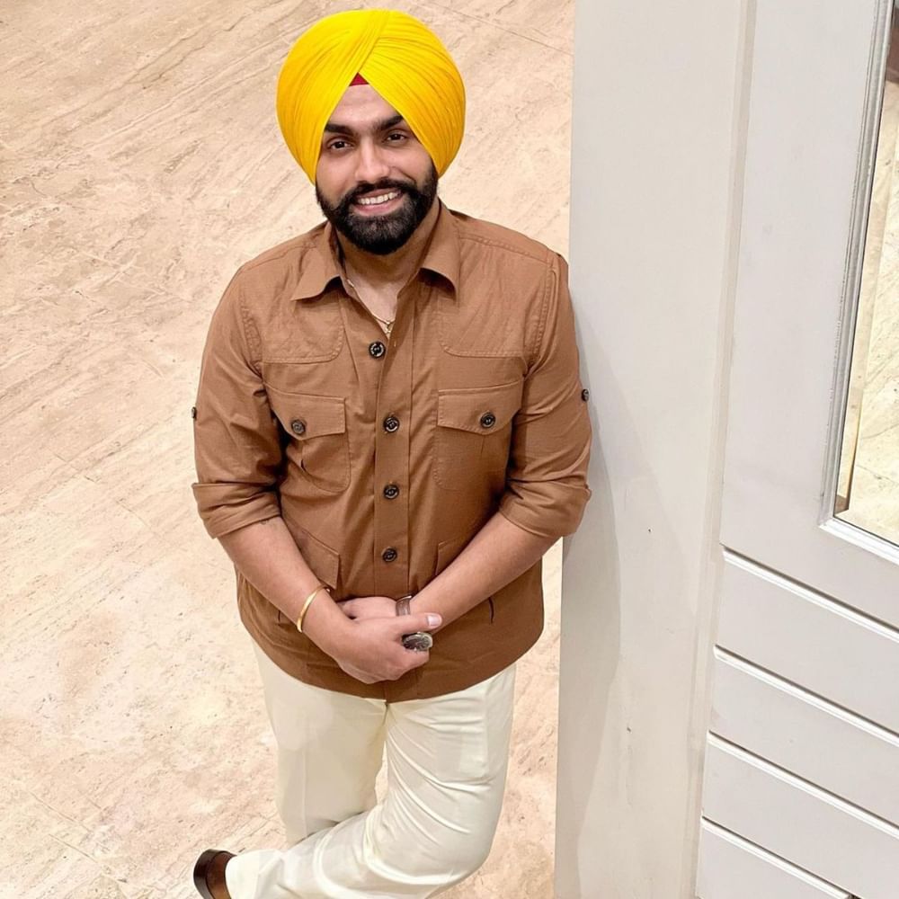 ਡਬਲ ਪੋਕੈਟ ਸ਼ਰਟ ਅਤੇ ਬੂਟ ਕੱਟ ਪੈਂਟਸ ਨੂੰ ਸਟਾਇਲ ਕਰ ਸਕਦੇ ਹੋ। ਇਹ ਤੁਹਾਨੂੰ ਕਾਫੀ ਅਰਬਨ ਅਤੇ ਕਲਾਸੀ ਟੱਚ ਦਵੇਗਾ। ਅਪਕਮਿੰਗ ਵੈਡਿੰਗ ਸੀਜ਼ਨ ਦੌਰਾਨ ਵੀ ਤੁਸੀਂ ਇਸ ਨੂੰ ਜੈਕੇਟ ਦੇ ਨਾਲ ਕੈਰੀ ਕਰ ਸਕਦੇ ਹੋ। ਇਸ ਲੁੱਕ ਨੂੰ ਕੈਰੀ ਕਰਨ ਵੇਲੇ ਹਮੇਸ਼ਾ ਇਸ ਦਾ ਧਿਆਨ ਰੱਖੋ ਕਿ ਪੈਂਟ ਦਾ ਕਲਰ ਲਾਈਟ ਹੋਵੇ ਅਤੇ ਸ਼ਰਟ ਦਾ ਡਾਰਕ। ਜਿਸ ਨਾਲ ਇਹ ਪਰਫੈਕਟ ਕੰਬੀਨੈਸ਼ਨ ਲੱਗੇਗਾ।
