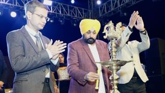ਸੀਐਮ ਮਾਨ ਨੇ ਪਹਿਲੇ ਸਭਿਆਚਾਰਕ ਪ੍ਰੋਗਰਾਮ ਗੁਲਦਸਤਾ-2023 ਸਮਾਗਮ ਦਾ ਕੀਤਾ ਉਦਘਾਟਨ, ਬੋਲੇ- ਪੁਲਿਸ ਦੀਆਂ1450 ਨਵੀਆਂ ਅਸਾਮੀਆਂ ਬਣਾਈਆਂ ਸੀਐਮ ਮਾਨ ਨੇ ਪਹਿਲੇ ਸਭਿਆਚਾਰਕ ਪ੍ਰੋਗਰਾਮ ਗੁਲਦਸਤਾ-2023 ਸਮਾਗਮ ਦਾ ਕੀਤਾ ਉਦਘਾਟਨ, ਬੋਲੇ- ਪੁਲਿਸ ਦੀਆਂ1450 ਨਵੀਆਂ ਅਸਾਮੀਆਂ ਬਣਾਈਆਂ