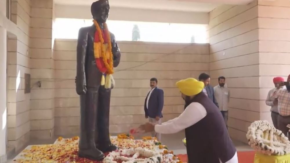 ਸੀਐਮ ਭਗਵੰਤ ਸਿੰਘ ਸ਼ਹੀਦ ਕਰਤਾਰ ਸਿੰਘ ਸਰਾਭਾ ਦੇ ਪਿੰਡ ਵੀ ਗਏ, ਜਿੱਥੇ ਉਨ੍ਹਾਂ ਨੇ ਸ਼ਹੀਦ ਨੂੰ ਸ਼ਰਧਾ ਦੇ ਫੁੱਲ ਭੇਟ ਕੀਤੇ। ਦੱਸ ਦੇਈਏ ਕਿ ਪੰਜਾਬ ਵਿੱਚ ਇਸ ਮੌਕੇ ਤੇ ਅੱਜ ਛੁੱਟੀ ਦਾ ਐਲਾਨ ਕੀਤਾ ਗਿਆ ਹੈ ਤਾਂ ਜੋ ਬੱਚੇ ਆਪਣੇ ਪਰਿਵਾਰਾਂ ਨੂੰ ਸ਼ਹੀਦ ਕਰਤਾਰ ਸਿੰਘ ਸਰਾਭਾ ਬਾਰੇ ਪੁੱਛ ਸਕਣ।