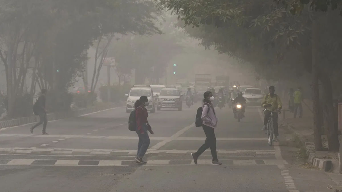 The fury of pollution has increased in Delhi, private and government schools closed up to the fifth standard