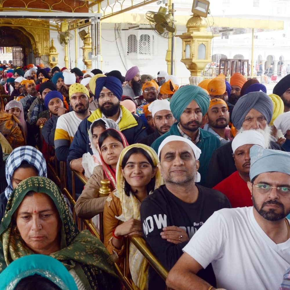 ਦੇਸ਼-ਵਿਦੇਸ਼ ਤੋਂ ਸ਼ਰਧਾਲੂ ਇਸ ਸ਼ਾਨਦਾਰ ਪ੍ਰਦਰਸ਼ਨ ਨੂੰ ਦੇਖਣ ਲਈ ਪਹੁੰਚੇ ਹਨ। ਇਸ ਕਾਰਨ ਪੂਰਾ ਮਾਹੌਲ ਸ਼ਰਧਾ ਅਤੇ ਭਾਈਚਾਰੇ ਦੀ ਭਾਵਨਾ ਨਾਲ ਭਰਿਆ ਨਜ਼ਰ ਆ ਰਿਹ ਹੈ। ਸੰਗਤਾਂ ਨੇ ਪਵਿੱਤਰ ਸਰੋਵਰ ਵਿੱਚ ਇਸਨਾਨ ਕੀਤਾ ਅਤੇ ਵੱਡੀ ਗਿਣਤੀ ਵਿੱਚ ਪੁੱਜੀ ਸੰਗਤ ਨੇ ਗੁਰੂ ਸਾਹਿਬ ਤੋਂ ਅਸ਼ੀਰਵਾਦ ਪ੍ਰਾਪਤ ਕੀਤਾ।