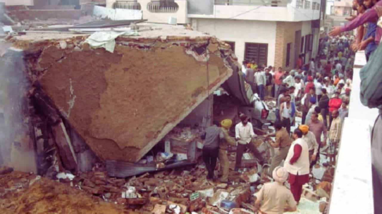 ਜਲੰਧਰ ਚ ਗੈਸ ਸਿਲੰਡਰ ਫਟਣ ਕਾਰਨ ਵਾਪਰਿਆ ਵੱਡਾ ਹਾਦਸਾ, ਉੱਡੀ ਮਕਾਨ ਦੀ ਛੱਤ; ਇੱਕ ਦੀ ਮੌਤ