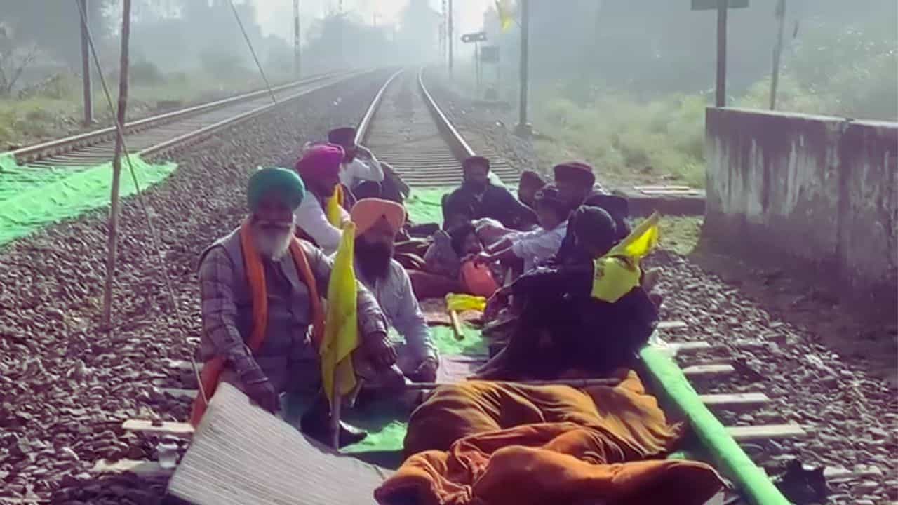 ਜਲੰਧਰ ਚ ਰੇਲ ਗੱਡੀਆਂ ਰੋਕਣ ਵਾਲੇ 350 ਕਿਸਾਨਾਂ ਖਿਲਾਫ FIR, ਗੰਨੇ ਦੇ ਰੇਟ ਵਧੇ ਨੂੰ ਲੈਕੇ ਕੀਤਾ ਸੀ ਰੇਲਵੇ ਟਰੈਕ ਜਾਮ