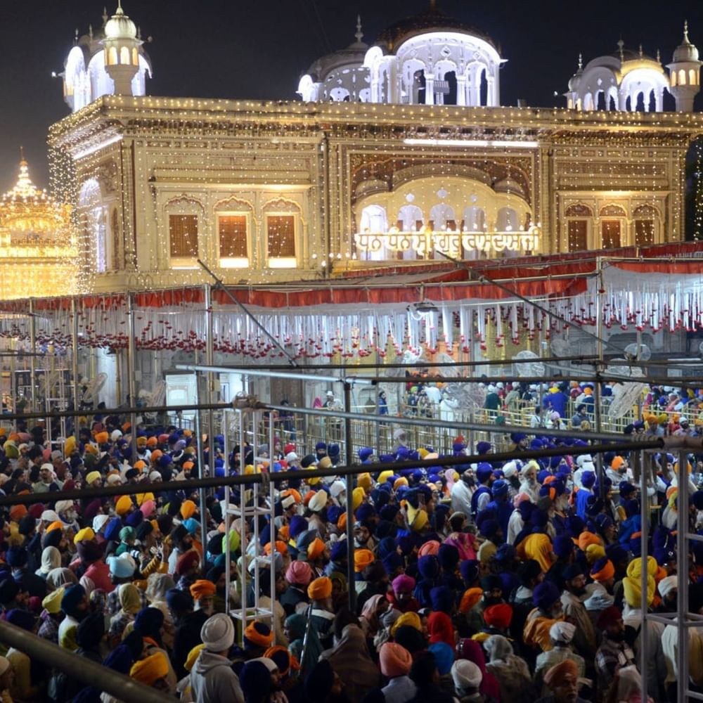 ਸ੍ਰੀ ਗੁਰੂ ਨਾਨਕ ਦੇਵ ਜੀ ਦਾ ਪ੍ਰਕਾਸ਼ ਦਿਹਾੜਾ ਅੱਜ ਪੂਰੀ ਦੁਨੀਆ ਵਿੱਚ ਬੇਹੱਦ ਧੂਮਧਾਮ ਨਾਲ ਮਨਾਇਆ ਜਾ ਰਿਹਾ ਹੈ। ਇਸ ਦੇ ਚੱਲਦੇ ਸ੍ਰੀ ਦਰਬਾਰ ਸਾਹਿਬ ਵਿਖੇ ਵੀ ਖੂਬ ਰੋਣਕਾਂ ਲੱਗੀਆਂ। ਇਸ ਦੌਰਾਨ ਸੰਗਤ ਨੇ ਇਲਾਹੀ ਬਾਣੀ ਦਾ ਕੀਰਤਨ ਵੀ ਸੁਣਿਆ।