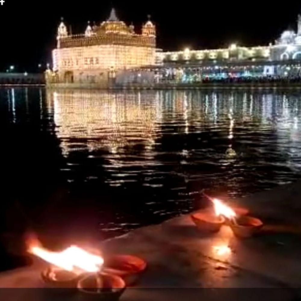 ਅੱਜ ਬੰਦੀ ਛੋੜ ਦਿਵਸ ਅਤੇ ਦੀਵਾਲੀ ਦੇ ਮੌਕੇ ਤੇ ਦੇਸ਼ ਵਿਦੇਸ ਤੋਂ ਸੰਗਤ ਗੁਰੂ ਘਰ ਸੱਚਖੰਡ ਸ੍ਰੀ ਹਰਿਮੰਦਰ ਸਾਹਿਬ ਵਿੱਚ ਨਤਮਸਤਕ ਹੋਣ ਲਈ ਪੁੱਜੀਆਂ।