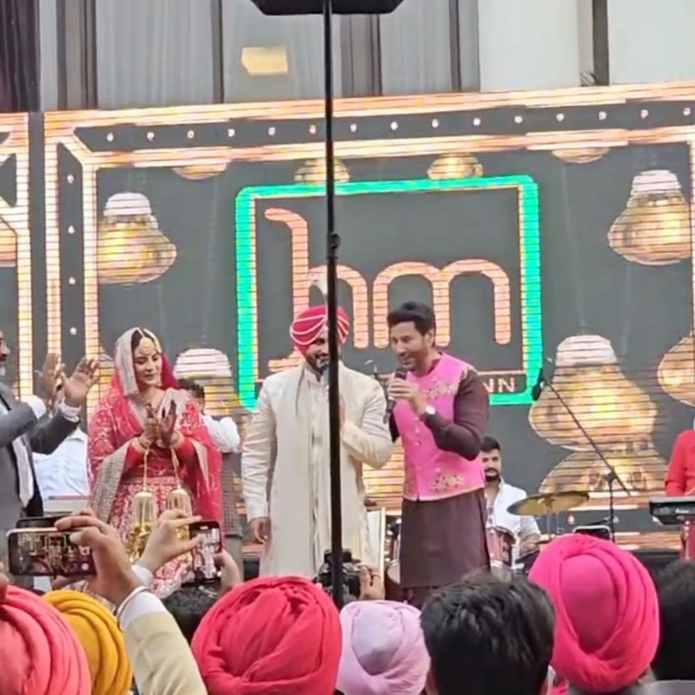 ਵਿਆਹ ਦੀਆਂ ਵੀਡੀਓਜ਼ ਵਿੱਚ ਹਰਭਜਨ ਮਾਨ ਲਾਇਵ ਪਰਫਾਰਮੈਂਸ ਅਤੇ ਨਵੇਂ ਵਿਆਹੇ ਜੋੜੇ ਨੂੰ ਵਧਾਈ ਦਿੰਦੇ ਨਜ਼ਰ ਆ ਰਹੇ ਹਨ। ਗੁਰਨਾਮ ਵੀ ਆਪਣੇ ਵਿਆਹ ਵਿੱਚ ਗਾਣਾ ਗਾਉਂਦੇ ਵੇਖੇ ਗਏ। ਫੈਨਸ ਵੱਲੋਂ ਫੋਟੋਆਂ ਅਤੇ ਵੀਡੀਓਜ਼ ਵੇਖ ਕੇ ਵੱਖ-ਵੱਖ ਪ੍ਰਤੀਕੀਰਿਆਵਾਂ ਆ ਰਹੀਆਂ ਹਨ।