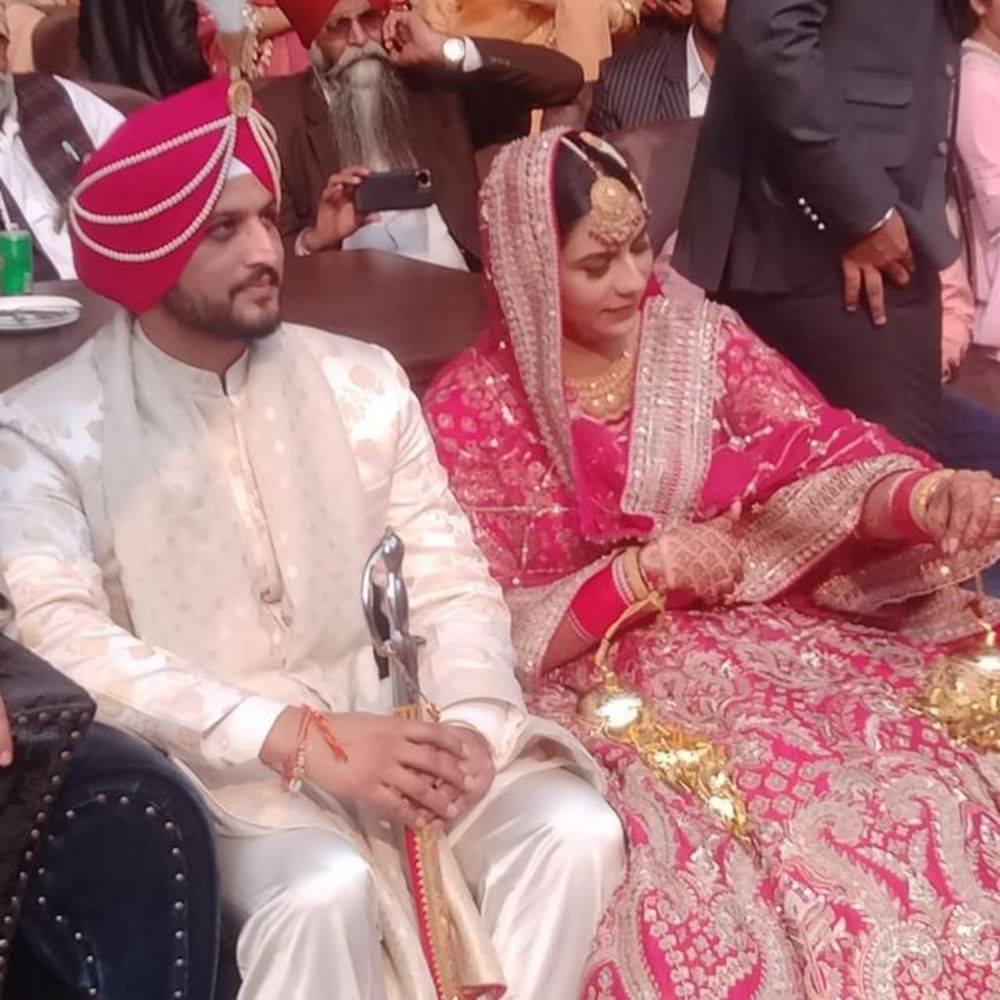 ਜੇਕਰ ਗੁਰਨਾਮ ਭੁੱਲਰ ਦੇ ਵਰਕਫਰੰਟ ਦੀ ਗੱਲ ਕਰੀਏ ਤਾਂ ਗੁਰਨਾਮ ਨੇ ਪੰਜਾਬੀ ਇੰਡਸਟਰੀ ਵਿੱਚ ਬਤੌਰ ਗਾਇਕ ਵਜੋਂ ਸ਼ੁਰੂਆਤ ਕੀਤੀ ਸੀ। ਸਕਸੈਸਫੁਲ ਸਿੰਗਗਿੰਗ ਕੈਰੀਅਰ ਤੋਂ ਬਾਅਦ ਉਨ੍ਹਾਂ ਨੇ ਆਪਣਾ ਹੱਥ ਐਕਟਿੰਗ ਵਿੱਚ ਅਜਮਾਇਆ ਜਿਸ ਵਿੱਚ ਉਨ੍ਹਾਂ ਨੂੰ ਹੋਰ ਕਾਮਯਾਬੀ ਮਿਲੀ। ਇੰਡਸਟਰੀ ਅਤੇ ਲੋਕਾਂ ਦੇ ਦਿਲਾਂ ਵਿੱਚ ਗੁਰਨਾਮ ਨੇ ਘਰ ਕੀਤਾ ਹੋਇਆ ਹੈ।