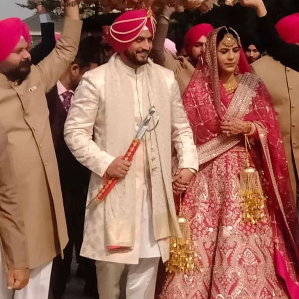 ਪੰਜਾਬੀ ਇੰਡਸਟਰੀ ਦੇ ਮਸ਼ਹੂਰ ਗਾਇਕ ਅਤੇ ਅਦਾਕਾਰ ਗੁਰਨਾਮ ਭੁੱਲਰ ਨੇ ਵੀ ਇਸ ਸੀਜ਼ਨ ਦਾ ਫਾਇਦਾ ਚੁੱਕ ਕੇ ਵਿਆਹ ਕਰਵਾ ਲਿਆ ਹੈ। ਹਾਲਾਂਕਿ ਇਸ ਗੱਲ ਦੀ ਕੋਈ ਪੁਸ਼ਟੀ ਗੁਰਨਾਮ ਭੁੱਲਰ ਵੱਲੋਂ ਹਾਲੇ ਤੱਕ ਸਾਂਝੀ ਨਹੀਂ ਕੀਤੀ ਗਈ ਹੈ।